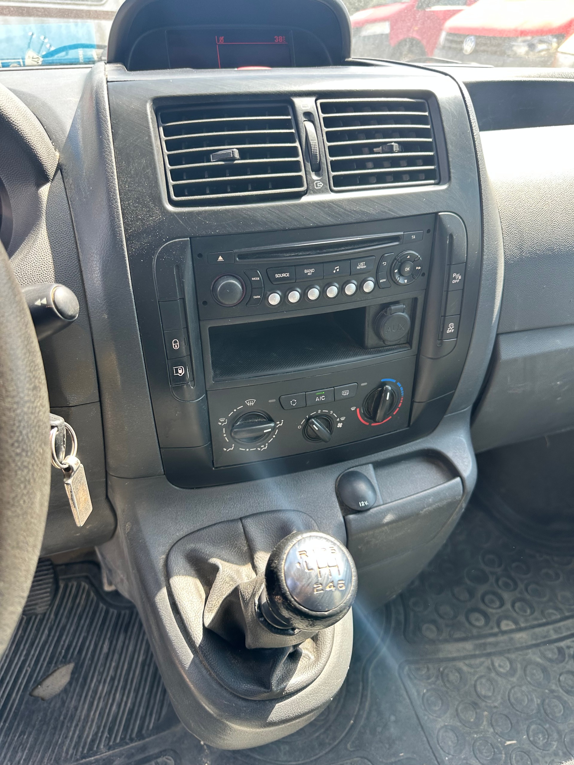 PEUGEOT Expert 2.0 HDi 229 L2H1-image-9