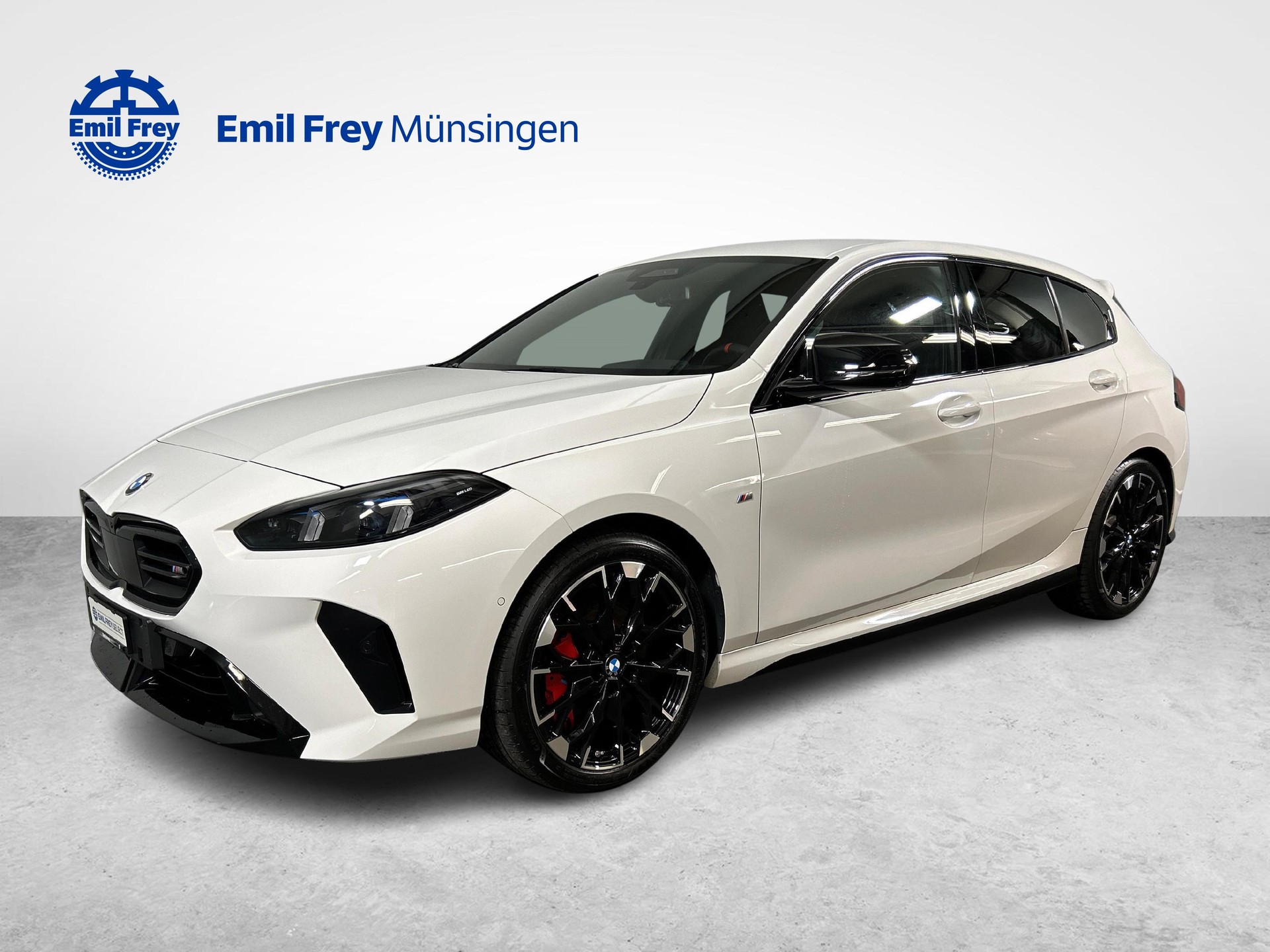 BMW M135i xDrive-showroom-element-1