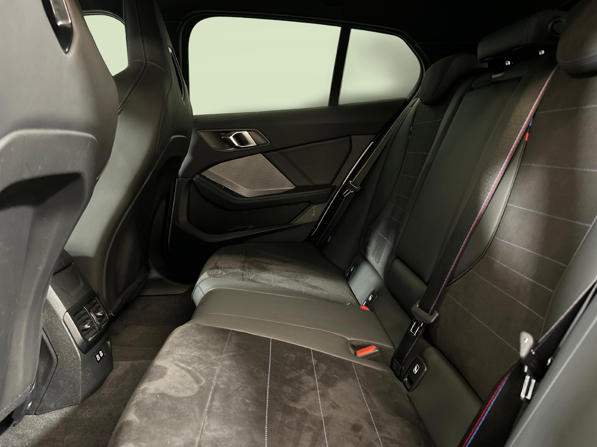 BMW M135i xDrive-showroom-element-3