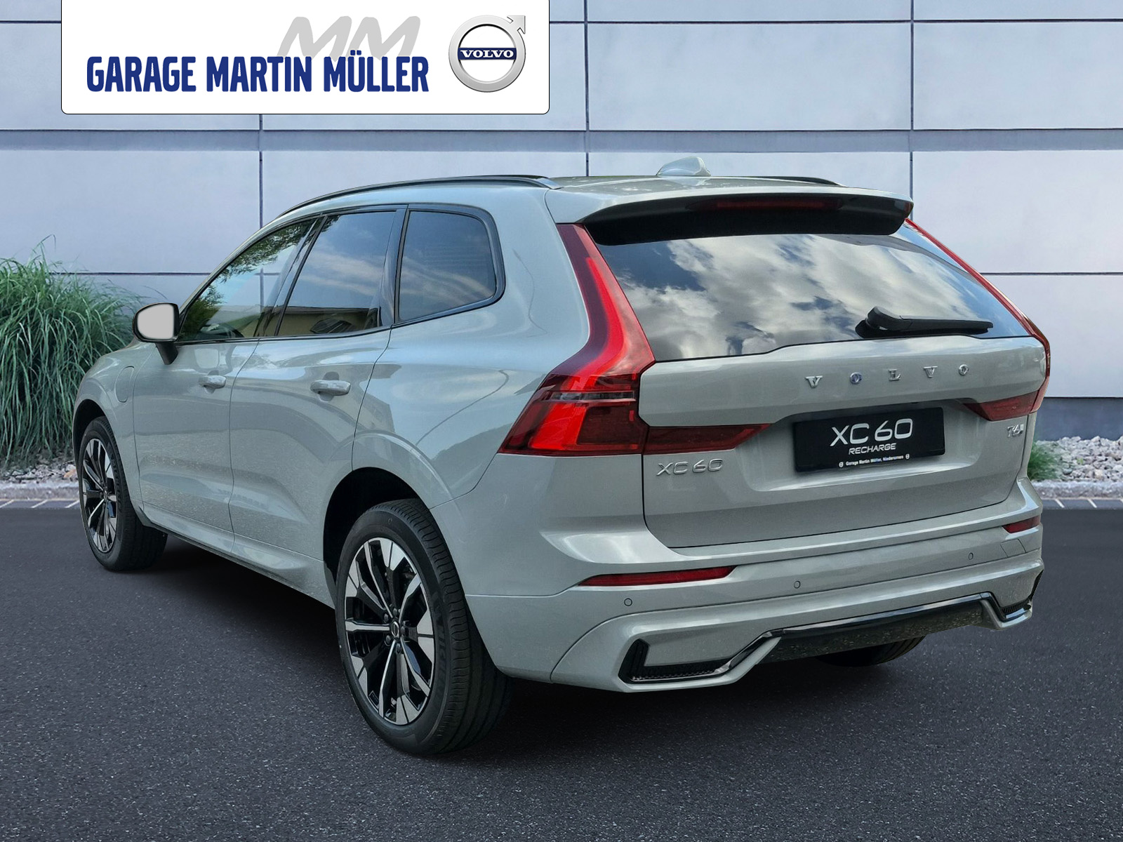 VOLVO XC60 2.0 T6 TE Plus Dark eAWD-showroom-element-2