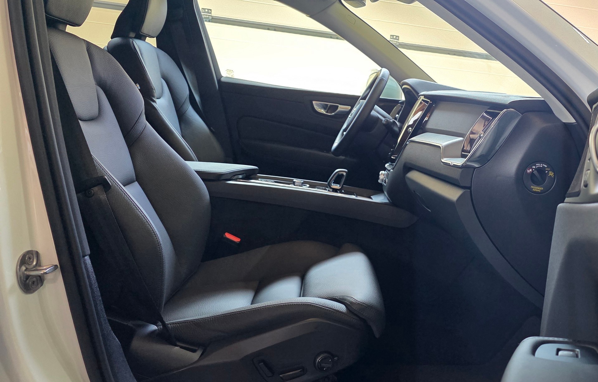 VOLVO XC60 B5 Benzin Mild Hybrid AWD Core Geartronic-image-25