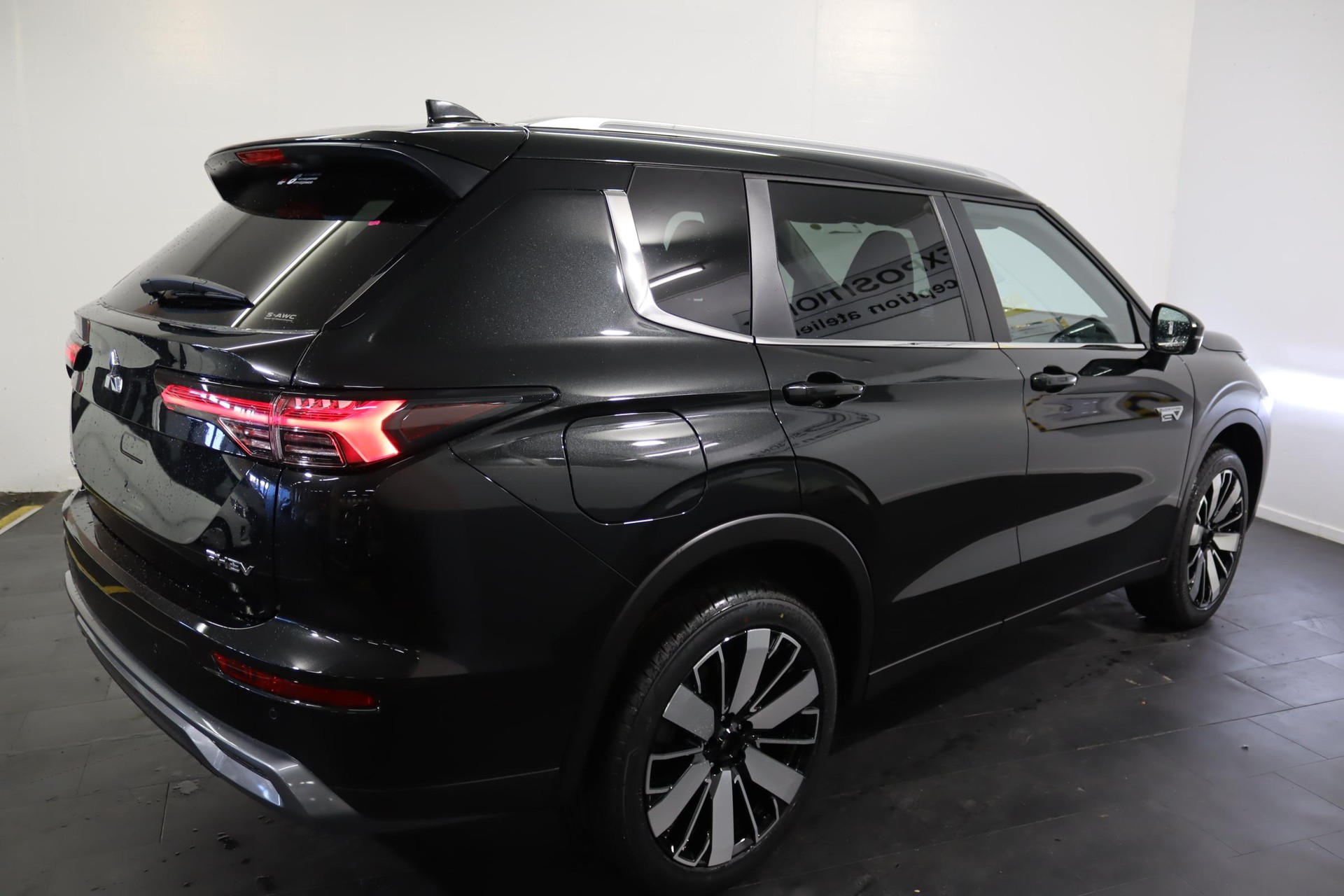 MITSUBISHI Outlander 2.4 PHEV Intense 4x4, Leasing dès 0.8 %-showroom-element-1