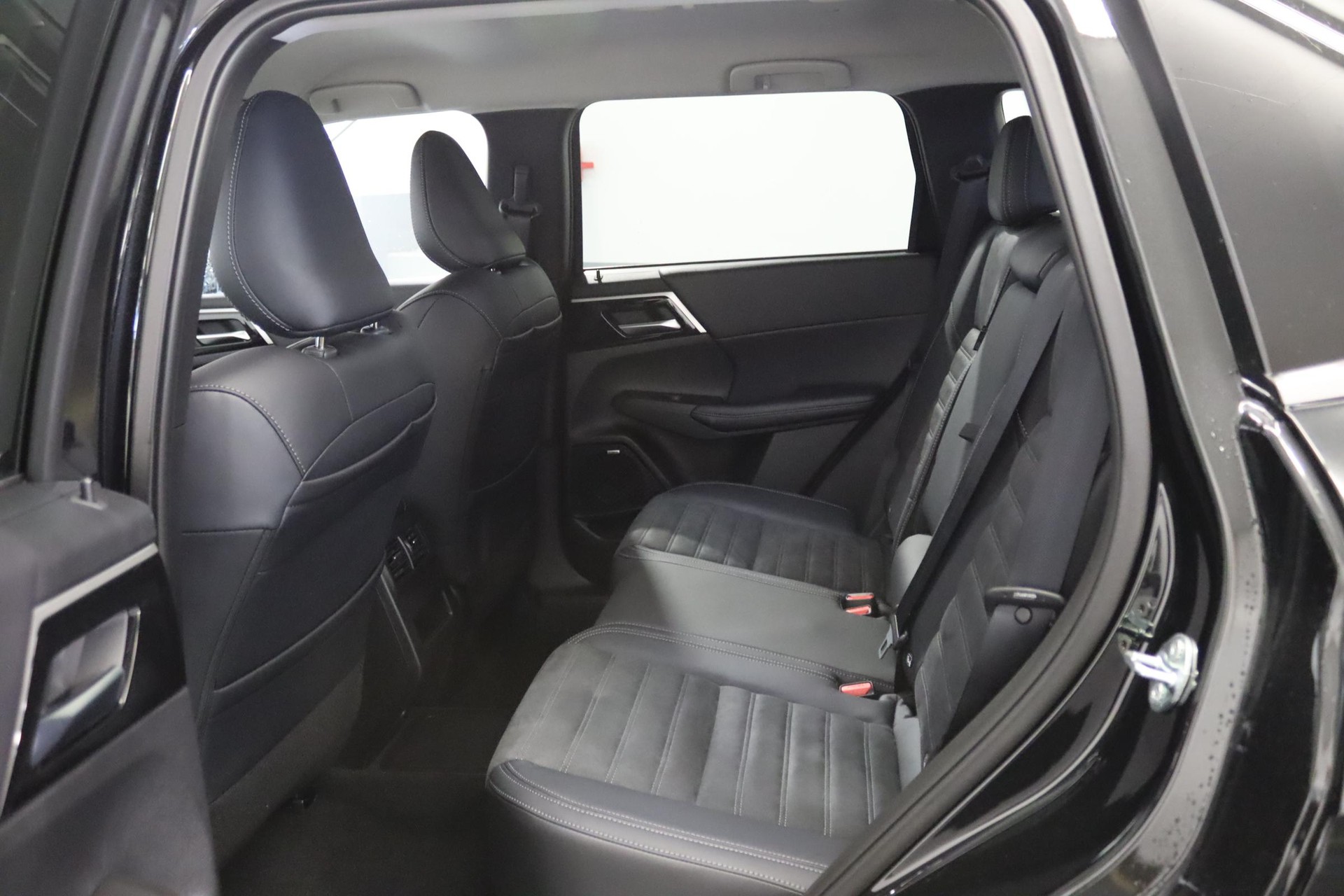 MITSUBISHI Outlander 2.4 PHEV Intense 4x4, Leasing dès 0.8 %-showroom-element-3