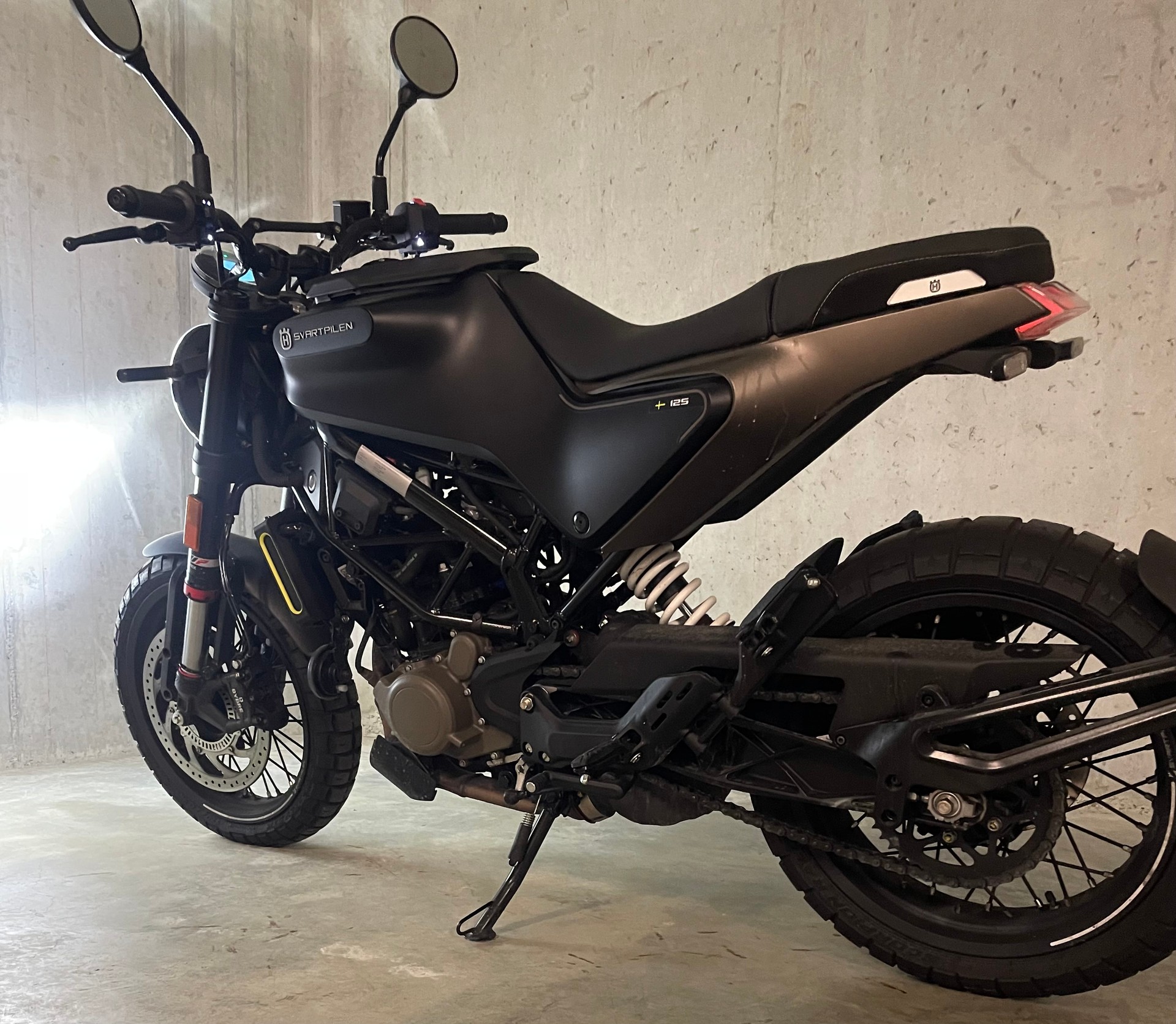 HUSQVARNA Svartpilen 125 Neuwertig, super Zustand-image-3