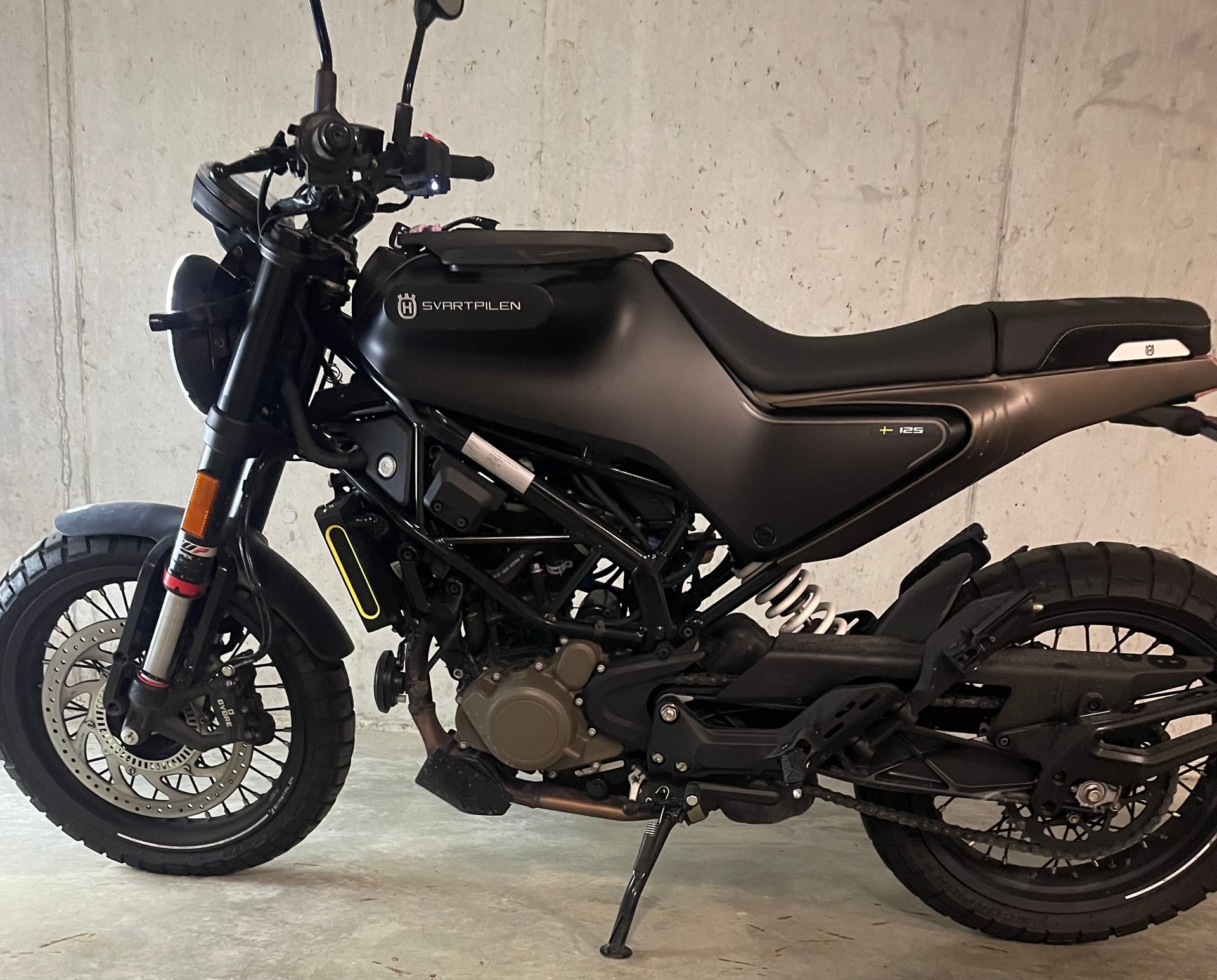 HUSQVARNA Svartpilen 125 Neuwertig, super Zustand-image-0