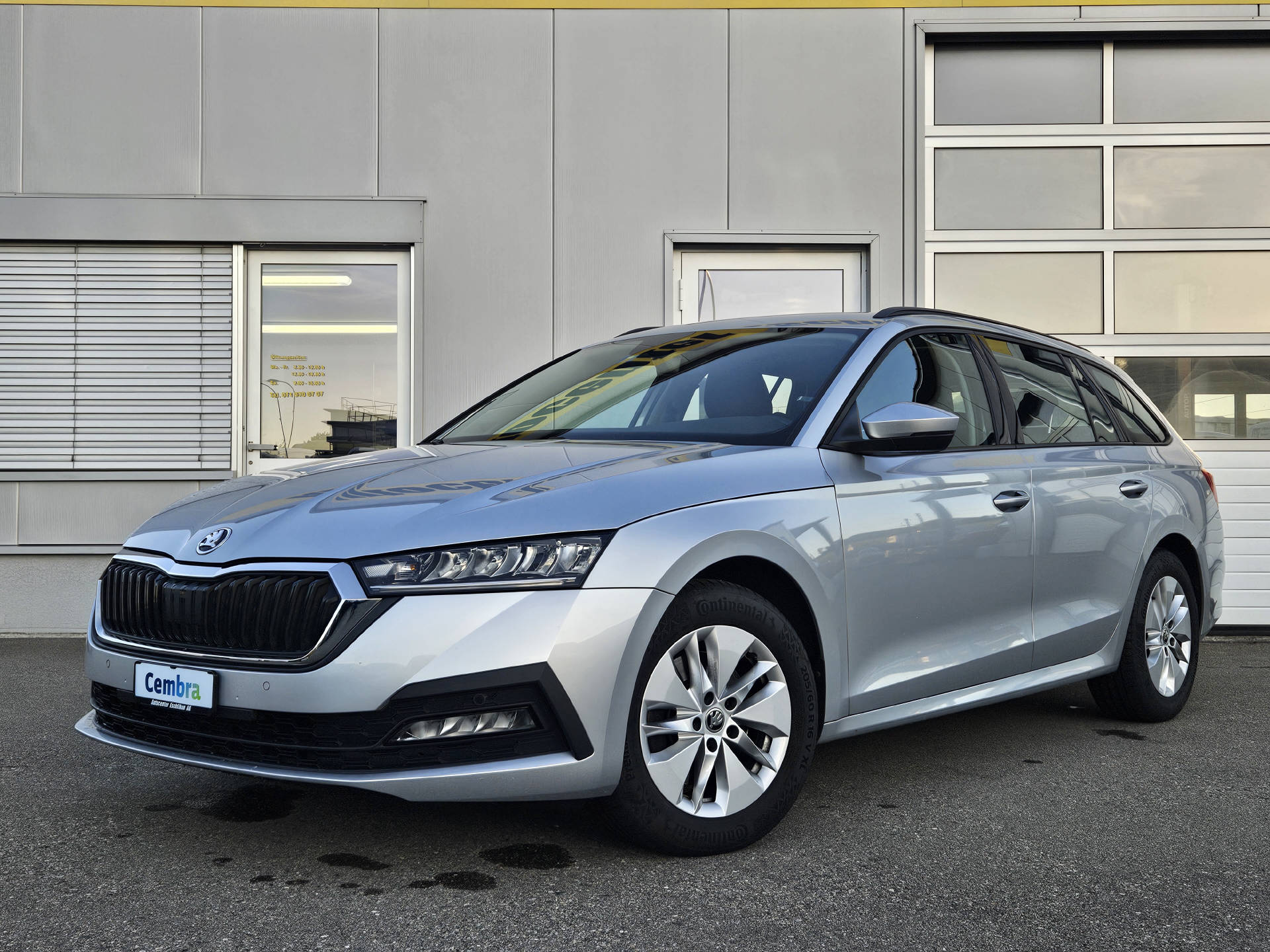 SKODA Octavia Combi 2.0 TDI Ambition 4x4 DSG * Frisch ab MFK * Anhängerkupplung * 8- fach bereift *-showroom-element-1