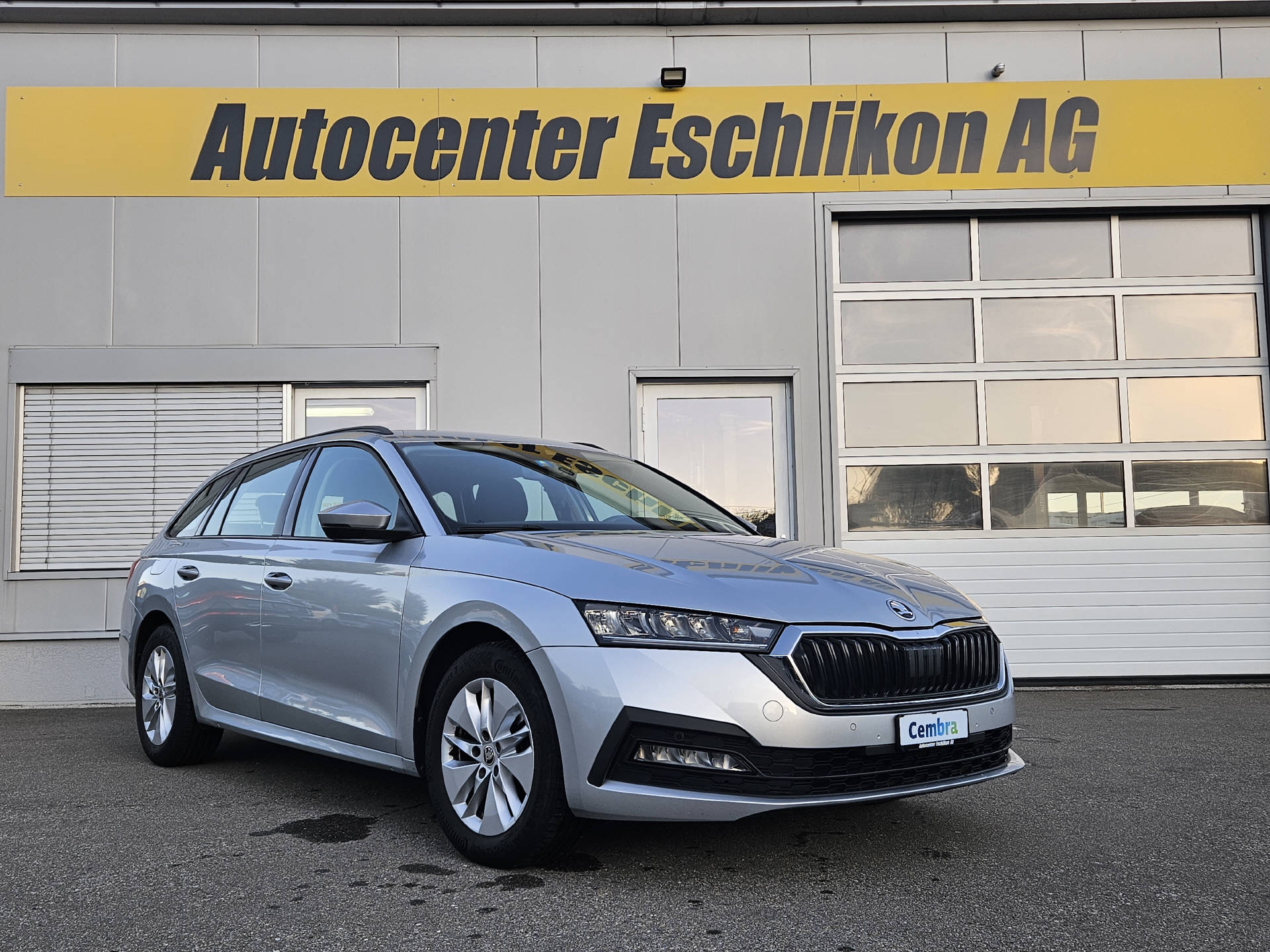 SKODA Octavia Combi 2.0 TDI Ambition 4x4 DSG * Frisch ab MFK * Anhängerkupplung * 8- fach bereift *-showroom-element-3