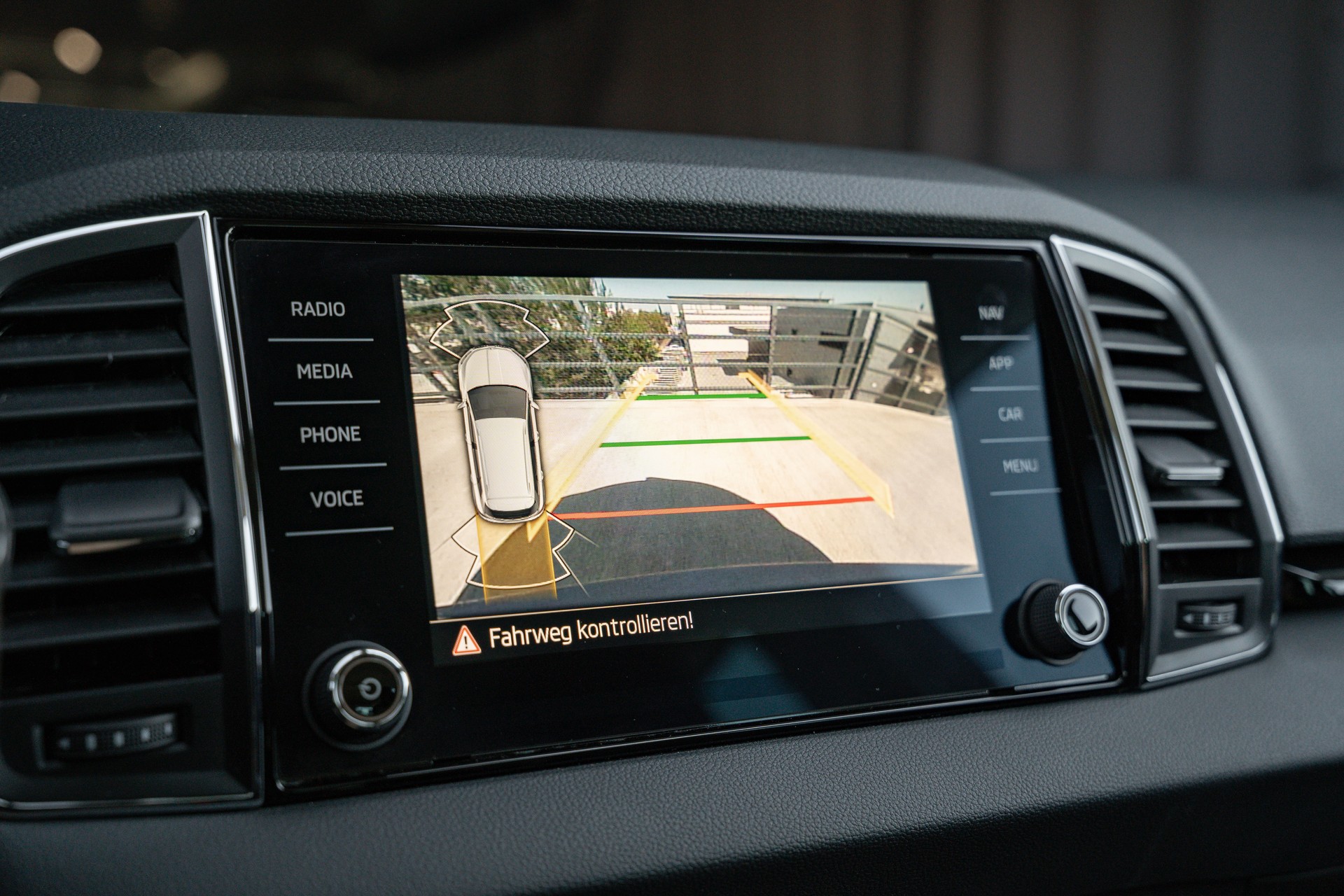 SKODA Karoq 1.5 TSI Selection DSG-image-17