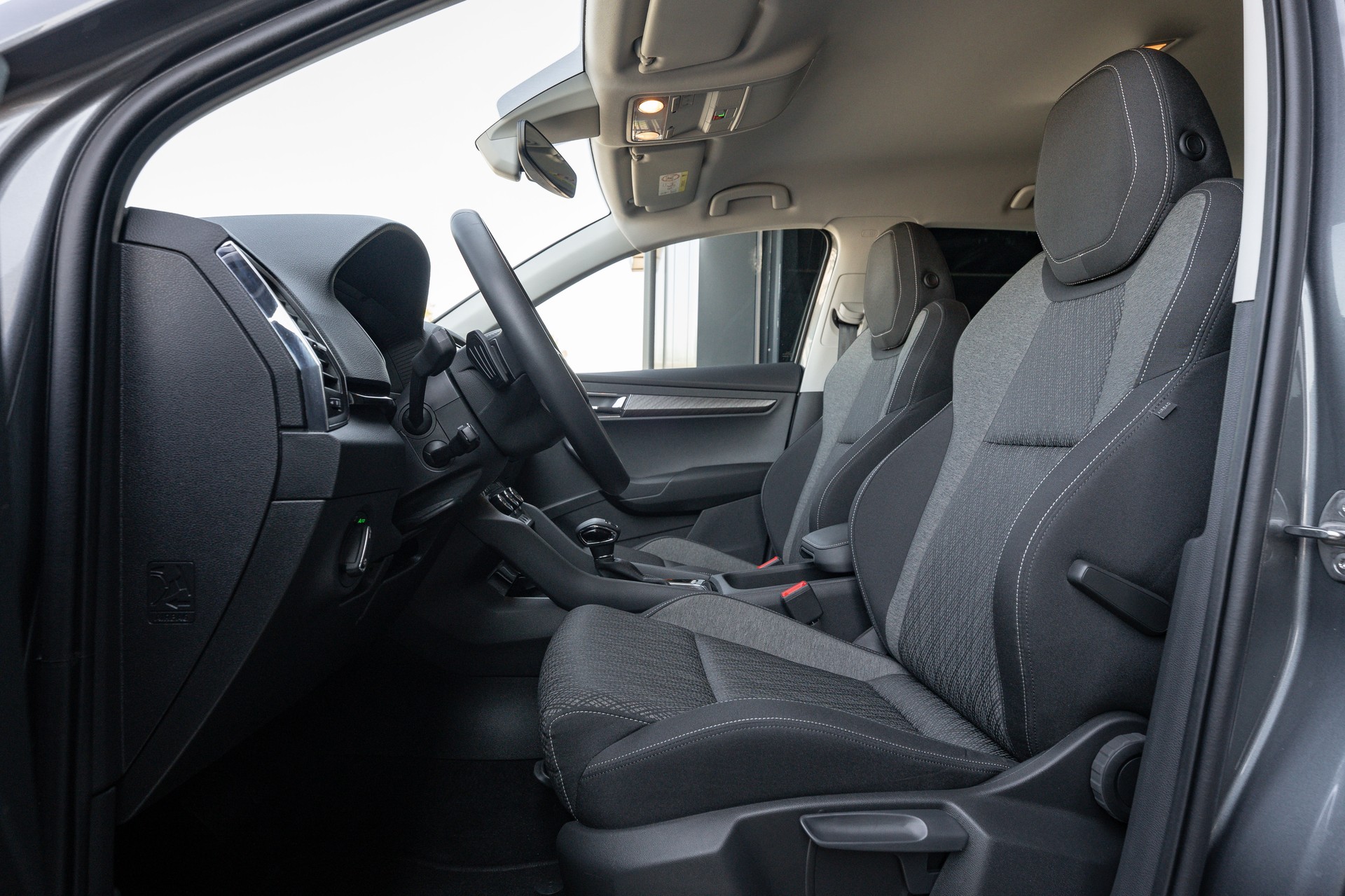 SKODA Karoq 1.5 TSI Selection DSG-image-9