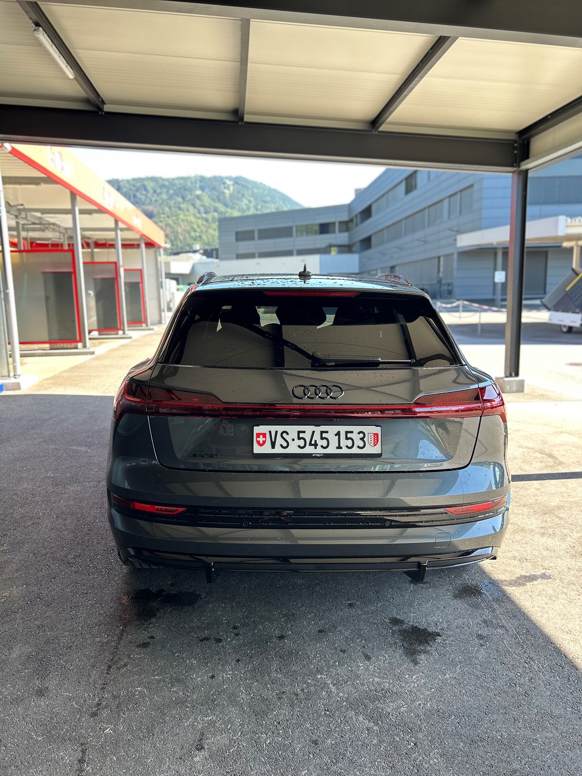 AUDI e-tron 55 S Line Black Edition quattro-image-4