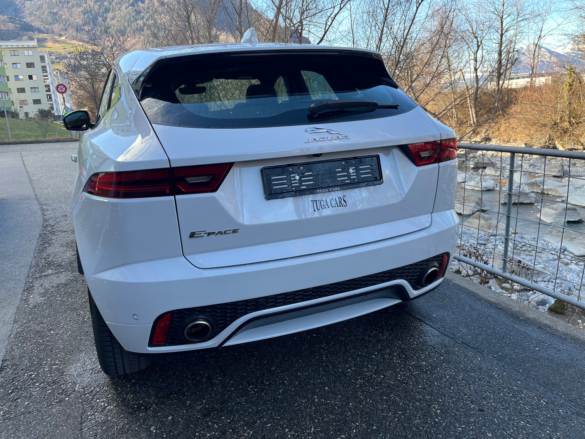 JAGUAR E-Pace 2.0 P250 First Edition AWD Automatik-image-3