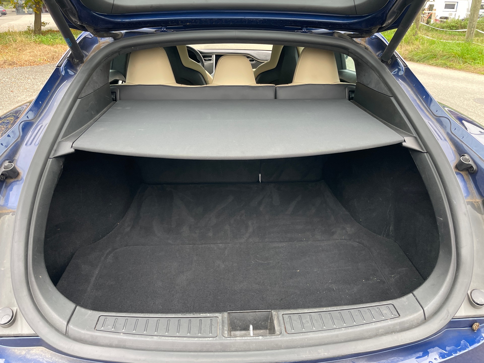 TESLA Model S 90 D-image-21