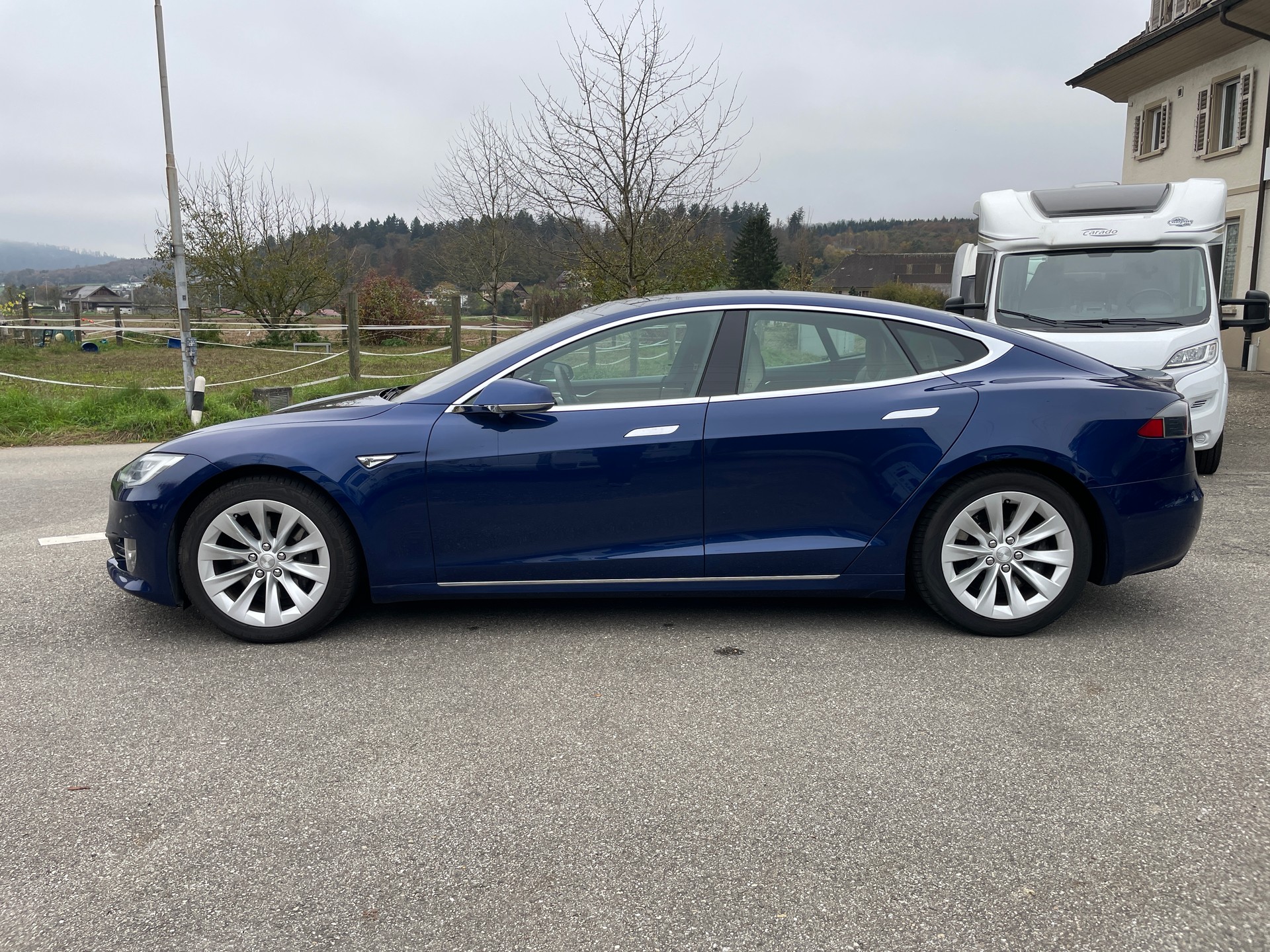 TESLA Model S 90 D-showroom-element-3