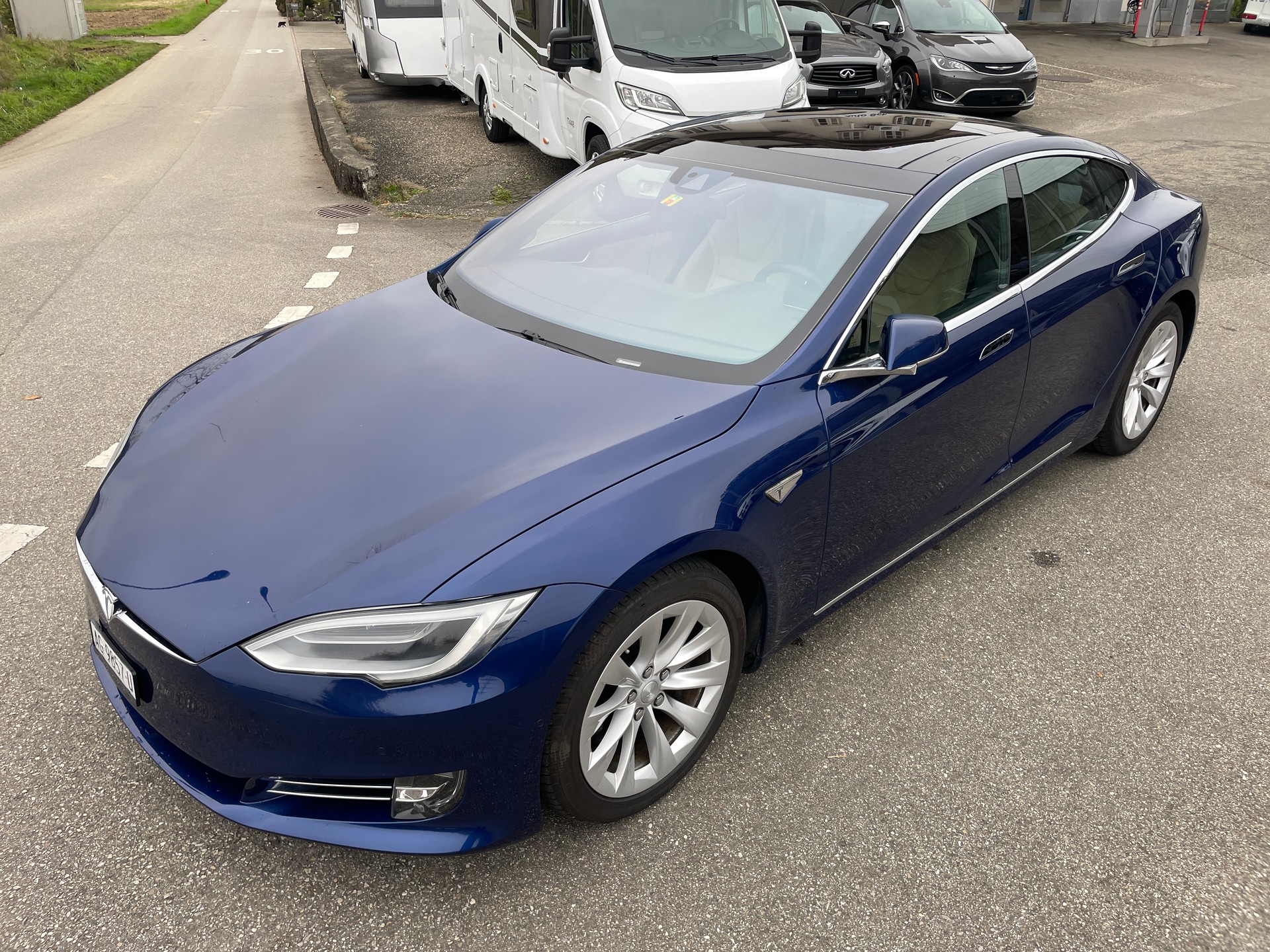 TESLA Model S 90 D-showroom-element-1