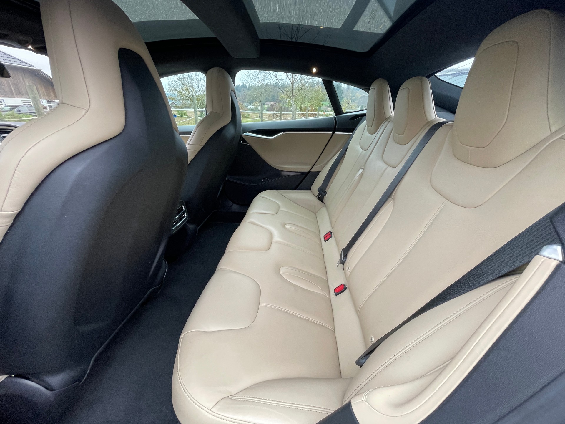 TESLA Model S 90 D-image-18
