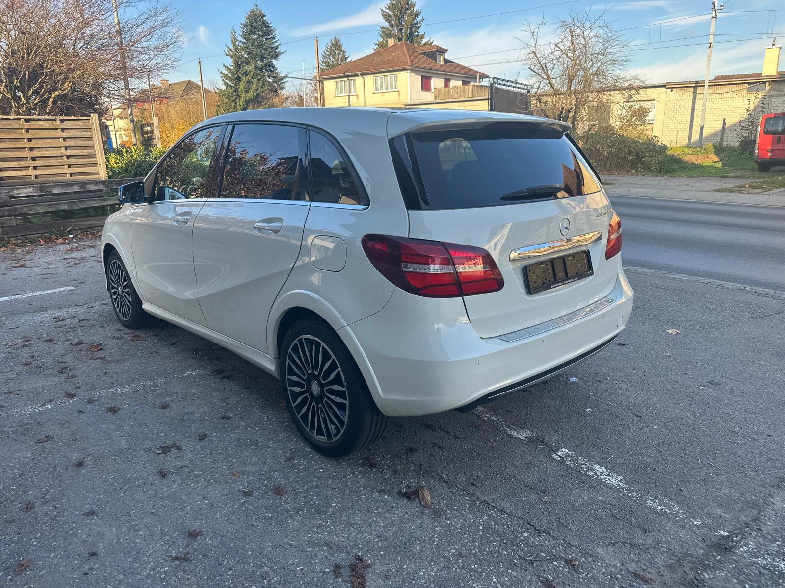 MERCEDES-BENZ B Electric Drive-showroom-element-3