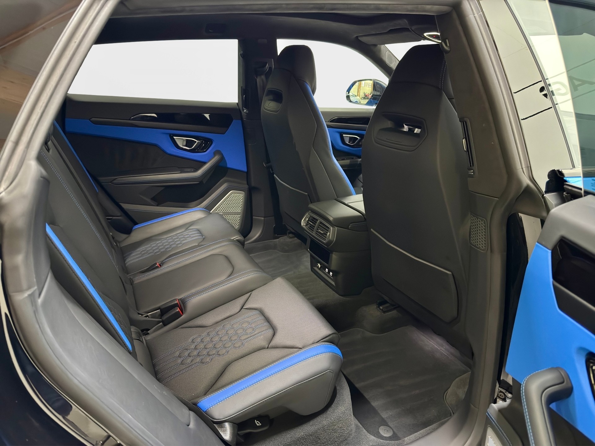 LAMBORGHINI Urus S E-Gear-image-11