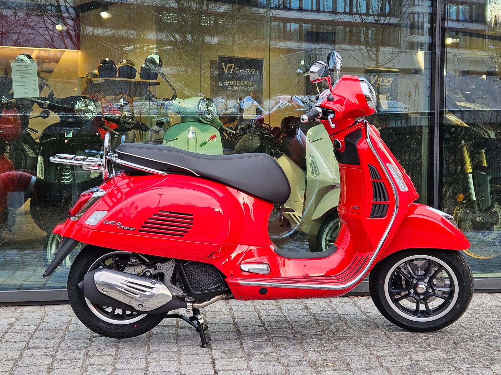 PIAGGIO Vespa GTS 125 Super Euro 5+-image-1