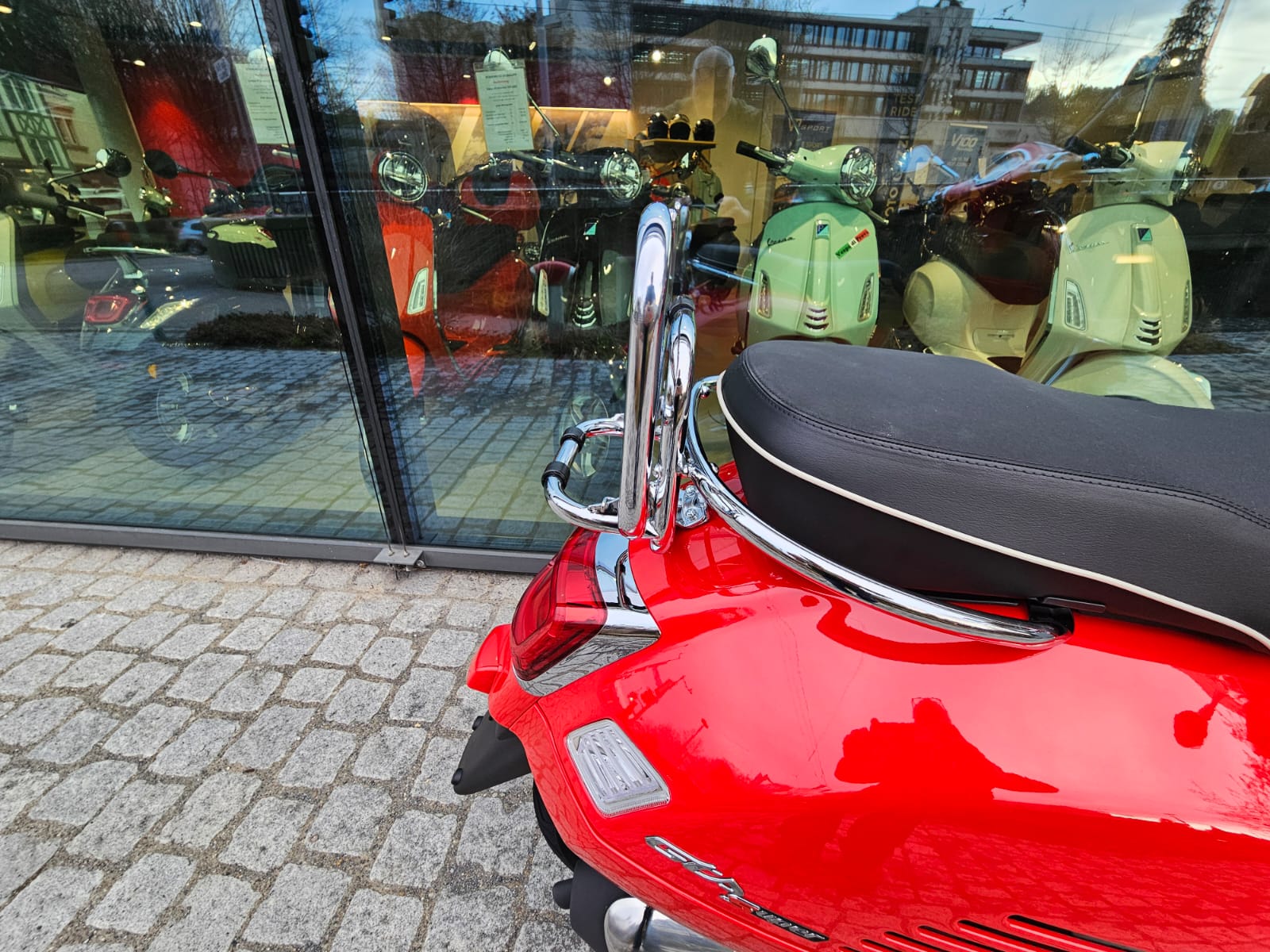 PIAGGIO Vespa GTS 125 Super Euro 5+-image-9