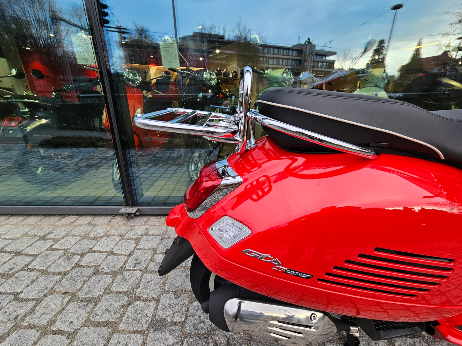 PIAGGIO Vespa GTS 125 Super Euro 5+-image-11