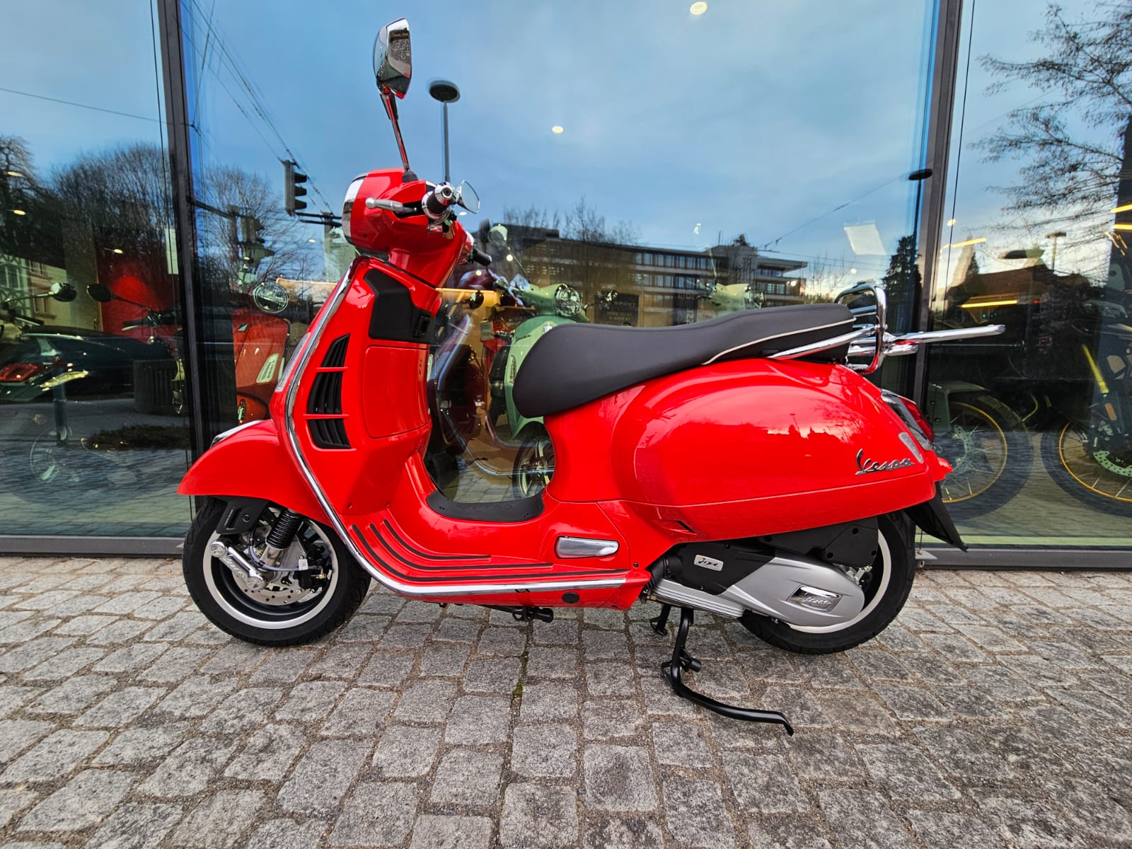 PIAGGIO Vespa GTS 125 Super Euro 5+-image-2