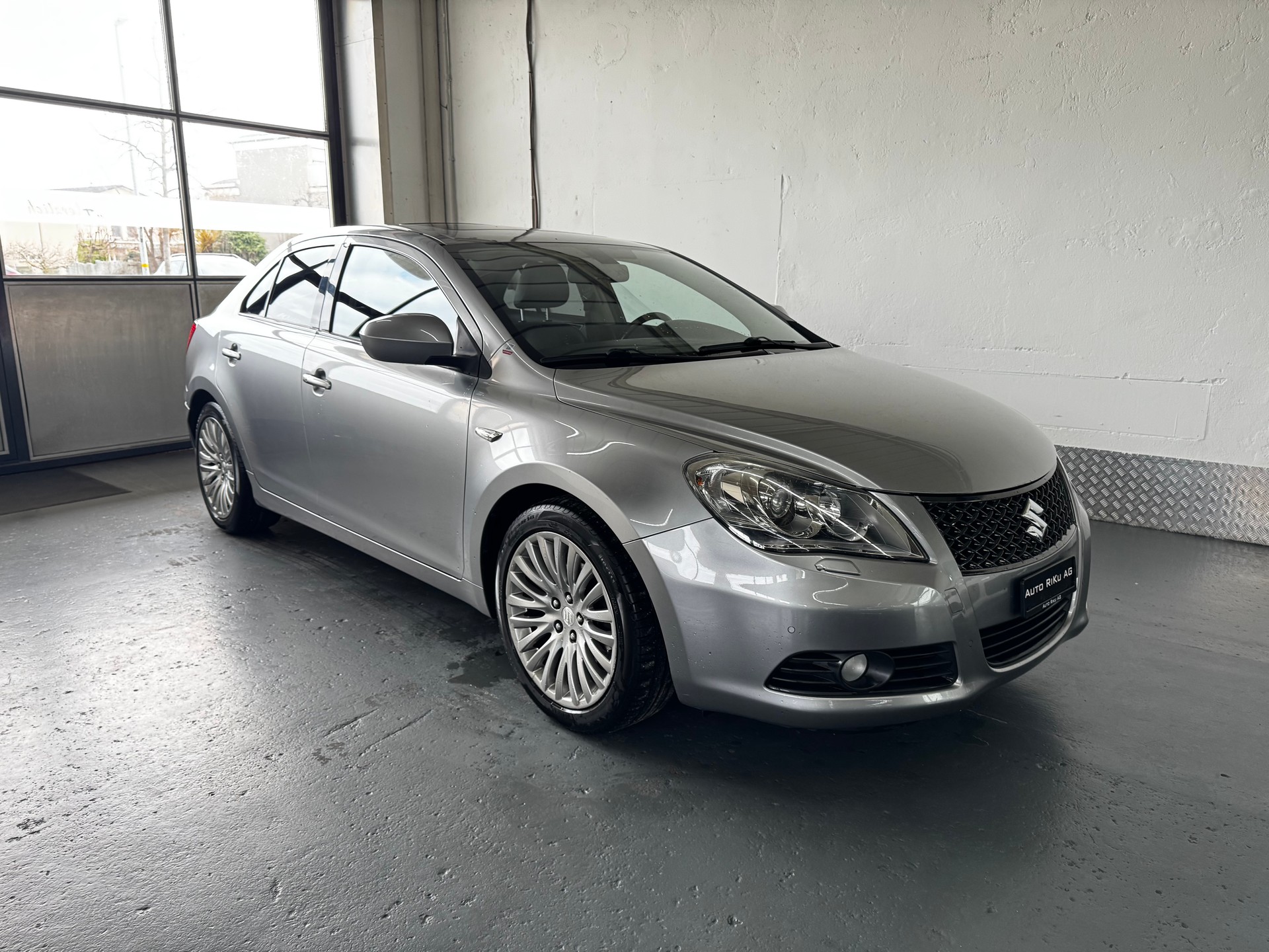 SUZUKI Kizashi 2.4 GL Top 4WD CVT-showroom-element-1