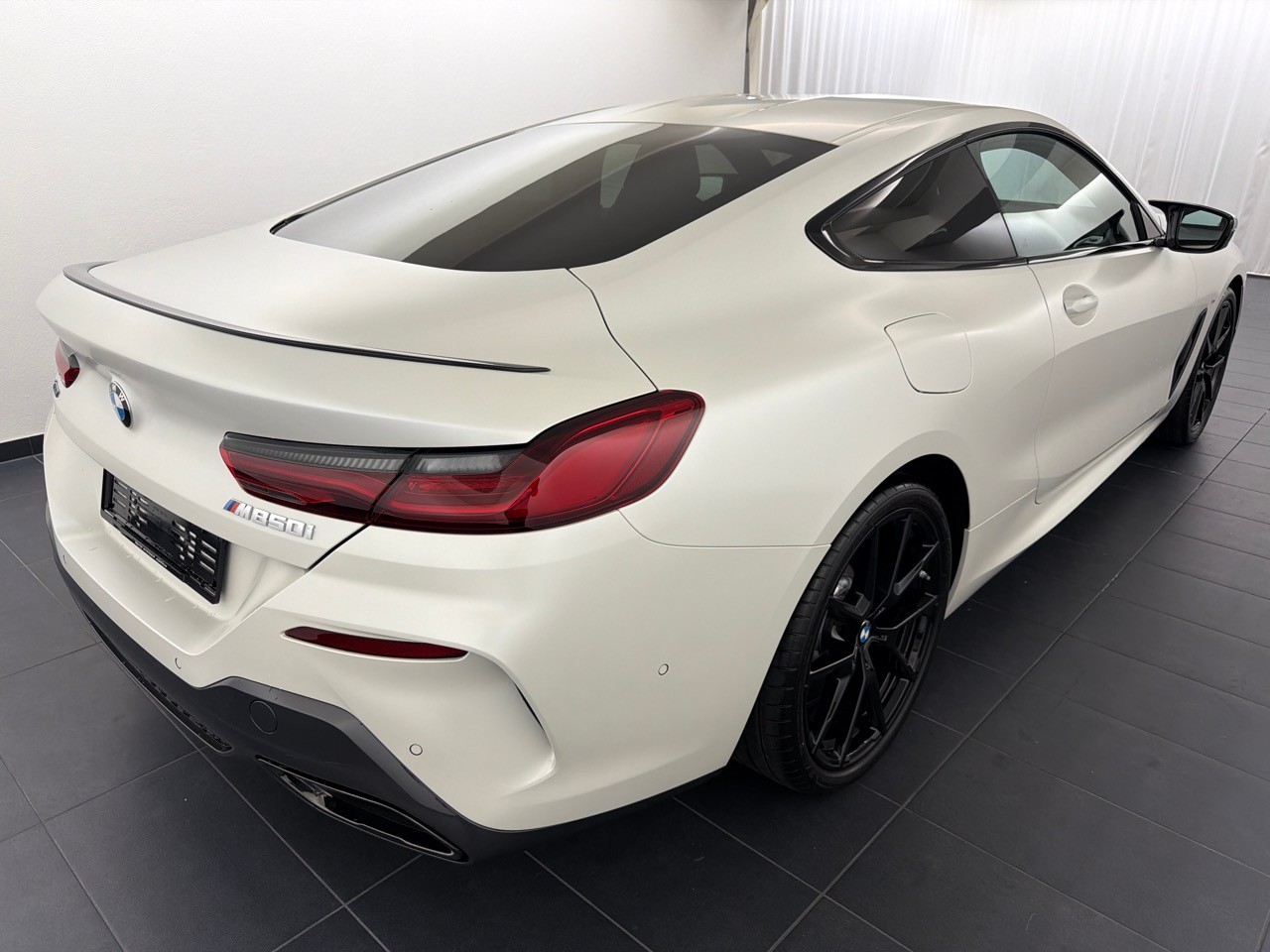 BMW M850i xDrive-showroom-element-2