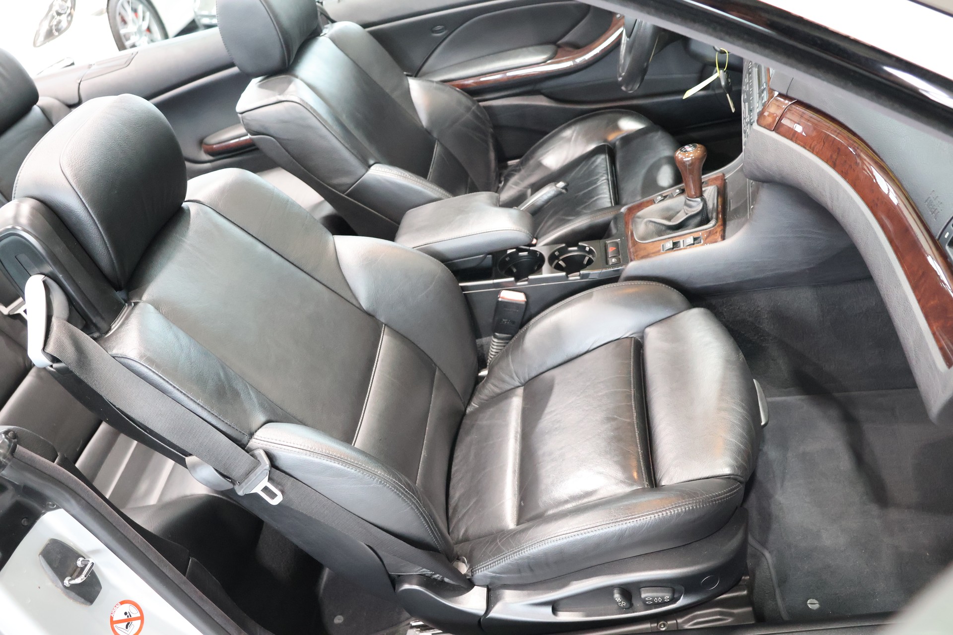 BMW 320Ci Cabriolet-image-13