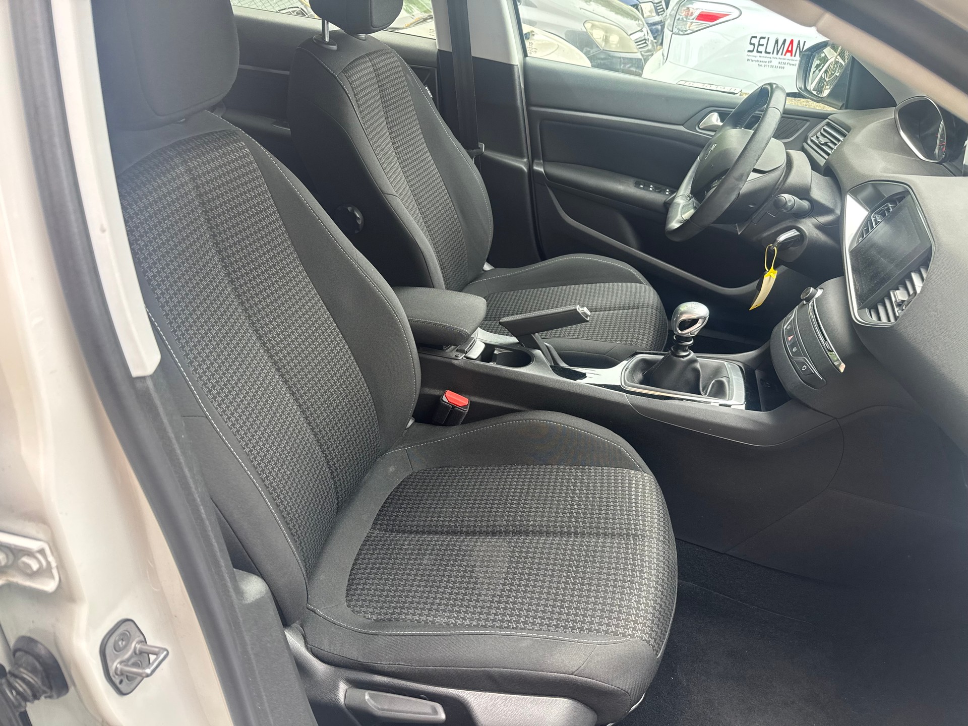 PEUGEOT 308 1.2 THP Active-image-9