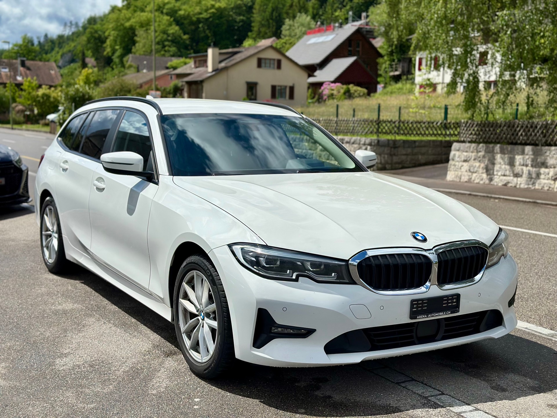 BMW 320d xDrive Touring Steptronic-showroom-element-1