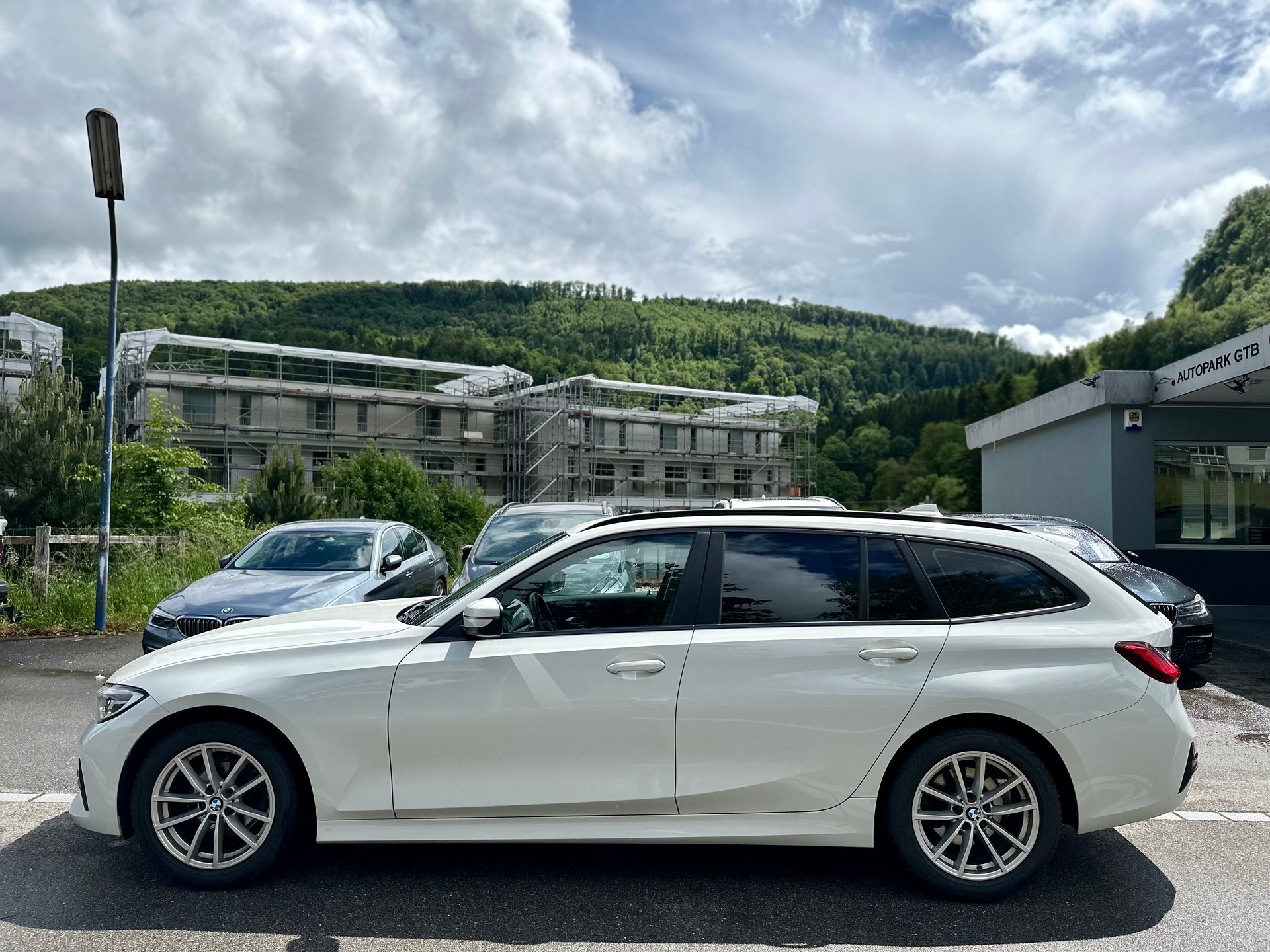 BMW 320d xDrive Touring Steptronic-showroom-element-3