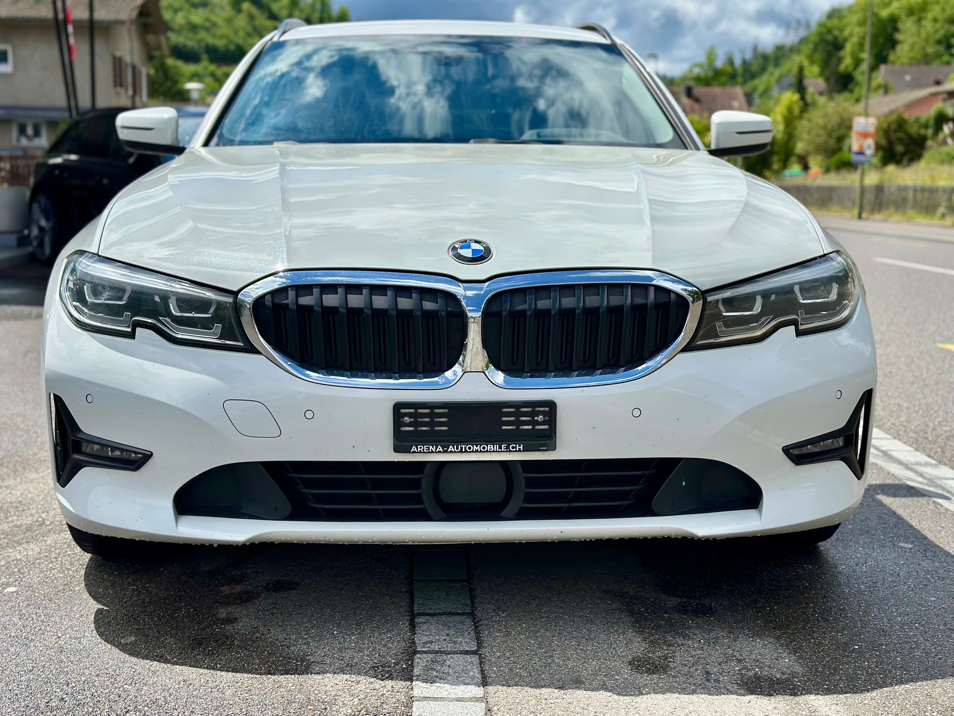 BMW 320d xDrive Touring Steptronic-showroom-element-2
