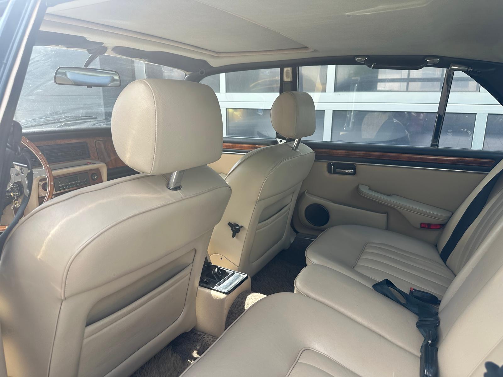 JAGUAR XJ12 5.3 HE Vanden Plas-image-9