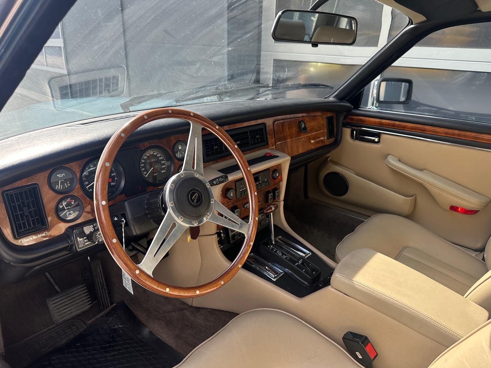 JAGUAR XJ12 5.3 HE Vanden Plas-image-5