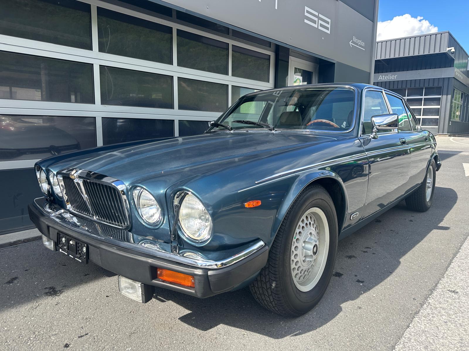 JAGUAR XJ12 5.3 HE Vanden Plas-showroom-element-1