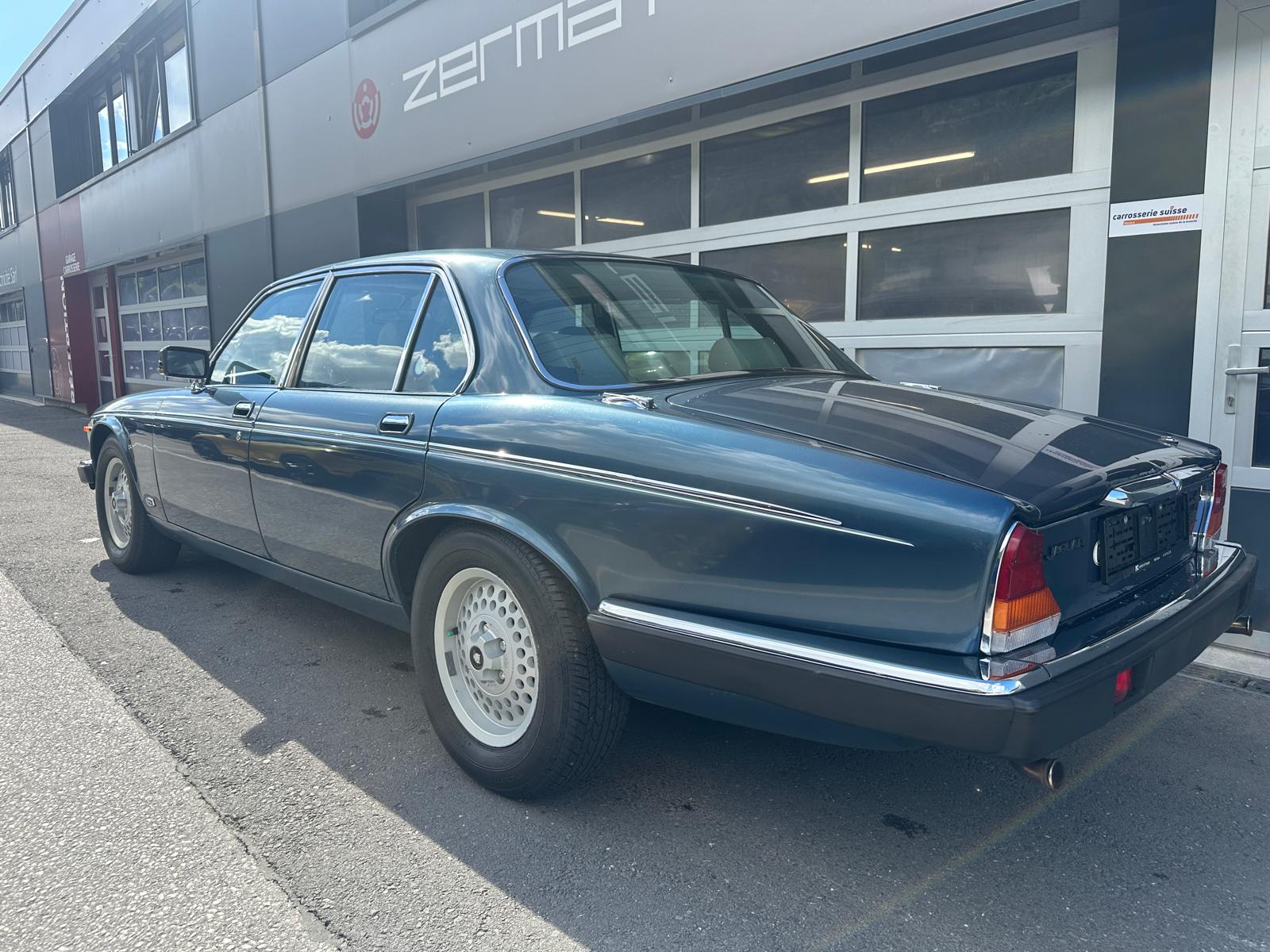 JAGUAR XJ12 5.3 HE Vanden Plas-showroom-element-3