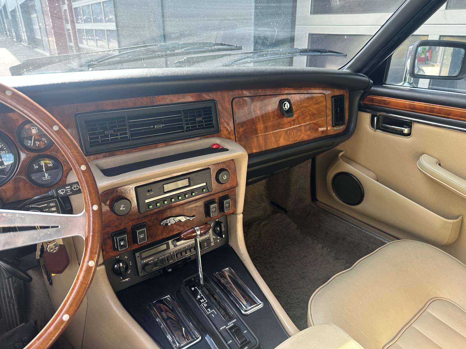 JAGUAR XJ12 5.3 HE Vanden Plas-image-6