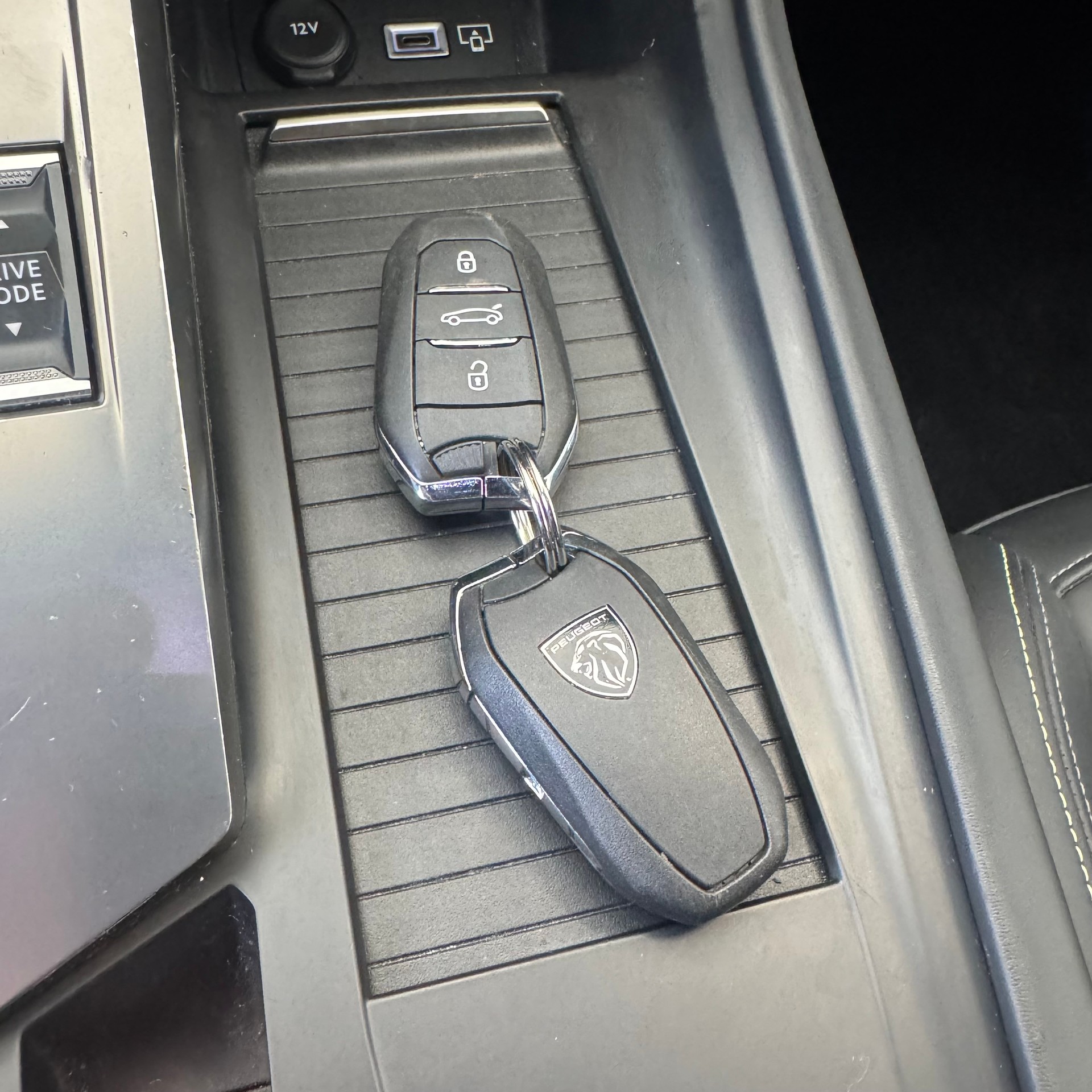 PEUGEOT 308 1.5 BlueHDI GT EAT8-image-16