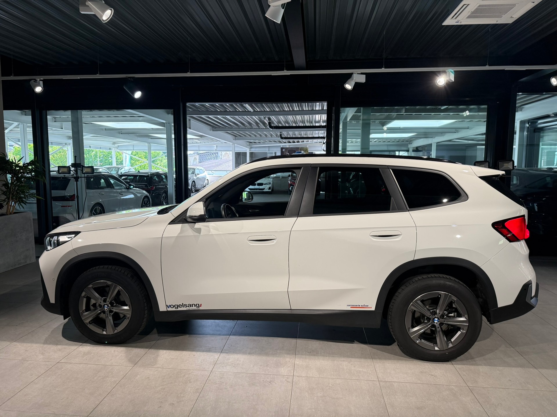 BMW X1 sDrive 18i-showroom-element-1