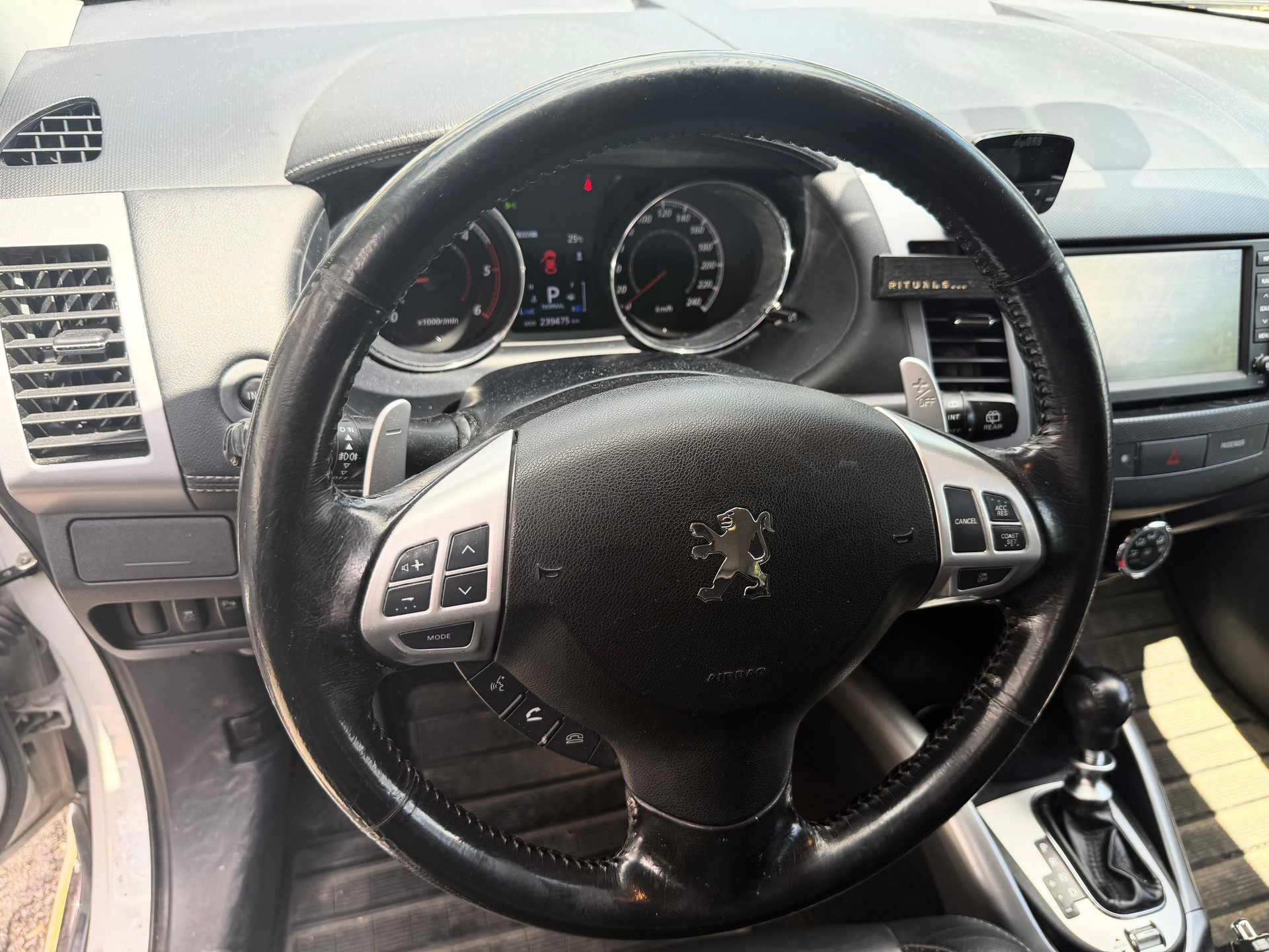 PEUGEOT 4007 2.2 HDi Platinum Edition-image-12