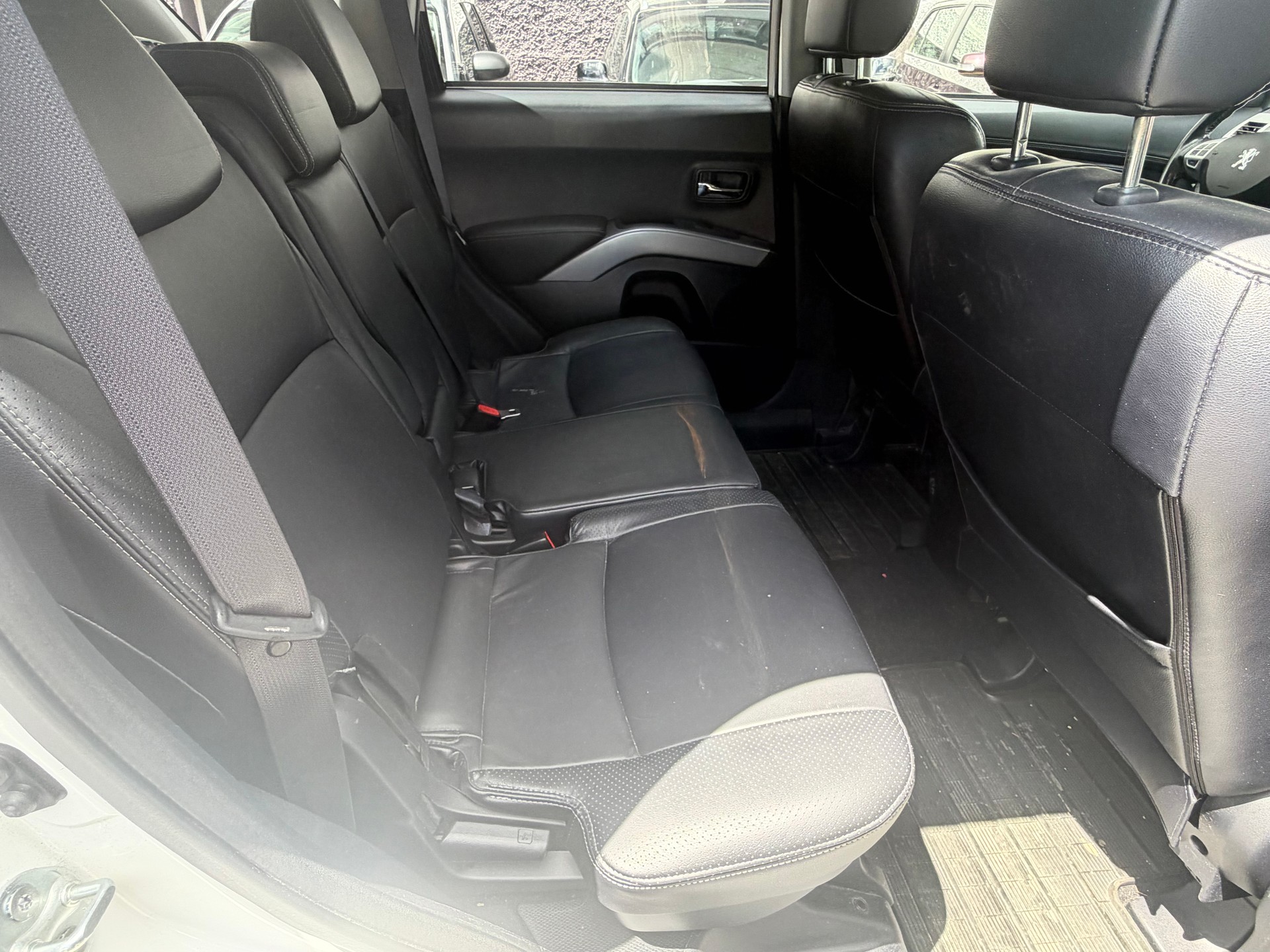 PEUGEOT 4007 2.2 HDi Platinum Edition-image-15