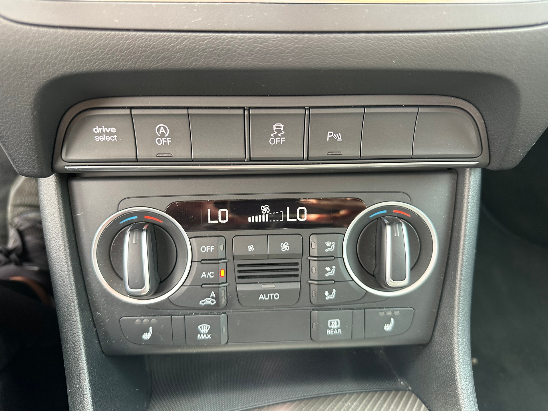 AUDI Q3 2.0 TDI-image-14