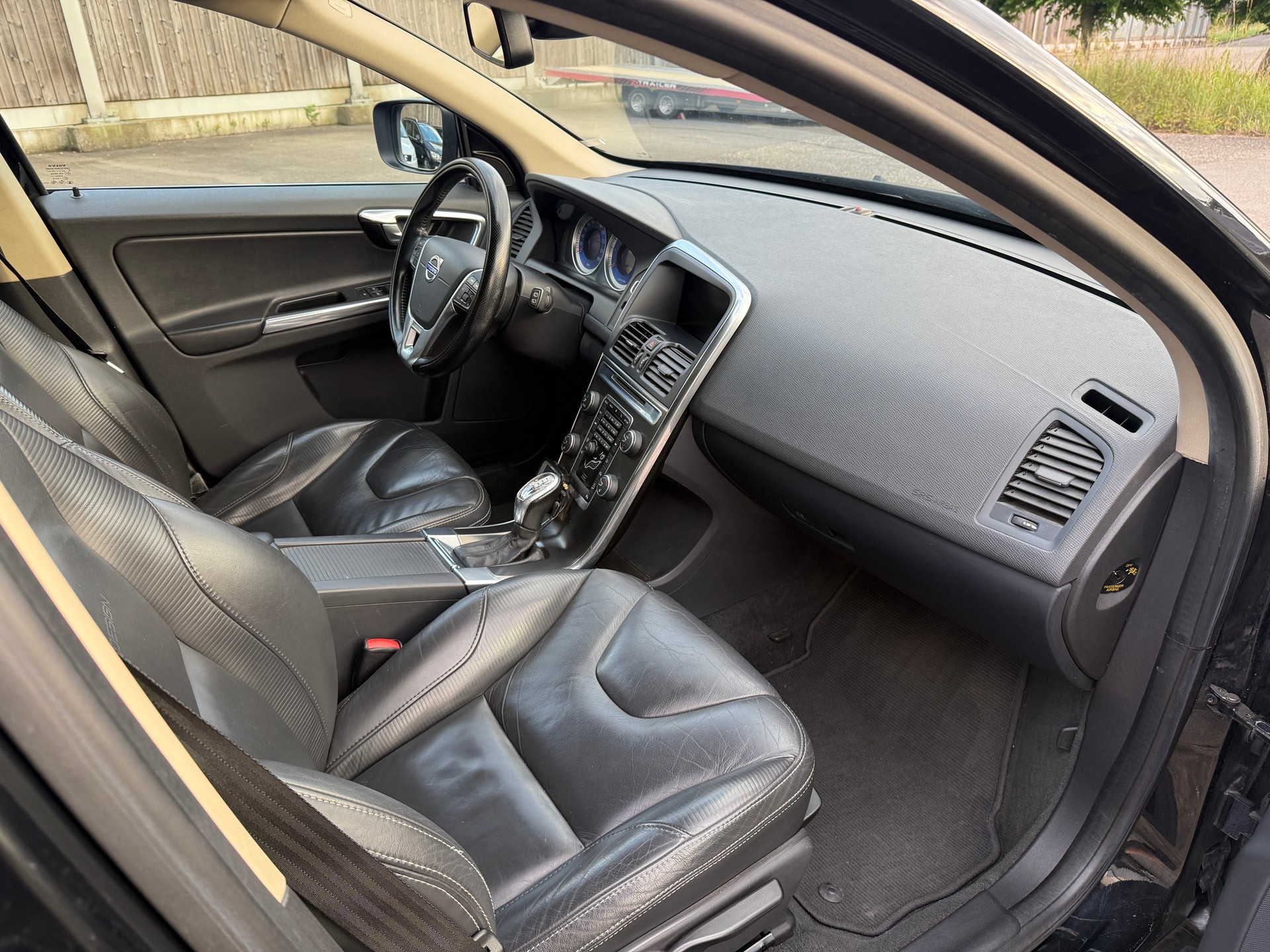 VOLVO XC60 D5 AWD R-Design Geartronic-image-10