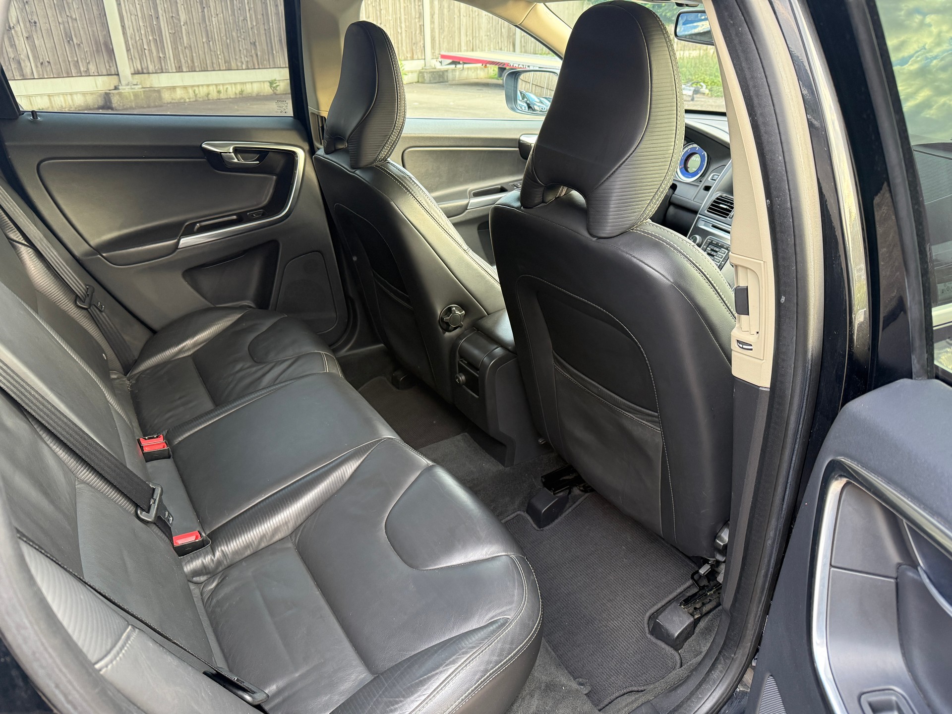 VOLVO XC60 D5 AWD R-Design Geartronic-image-12