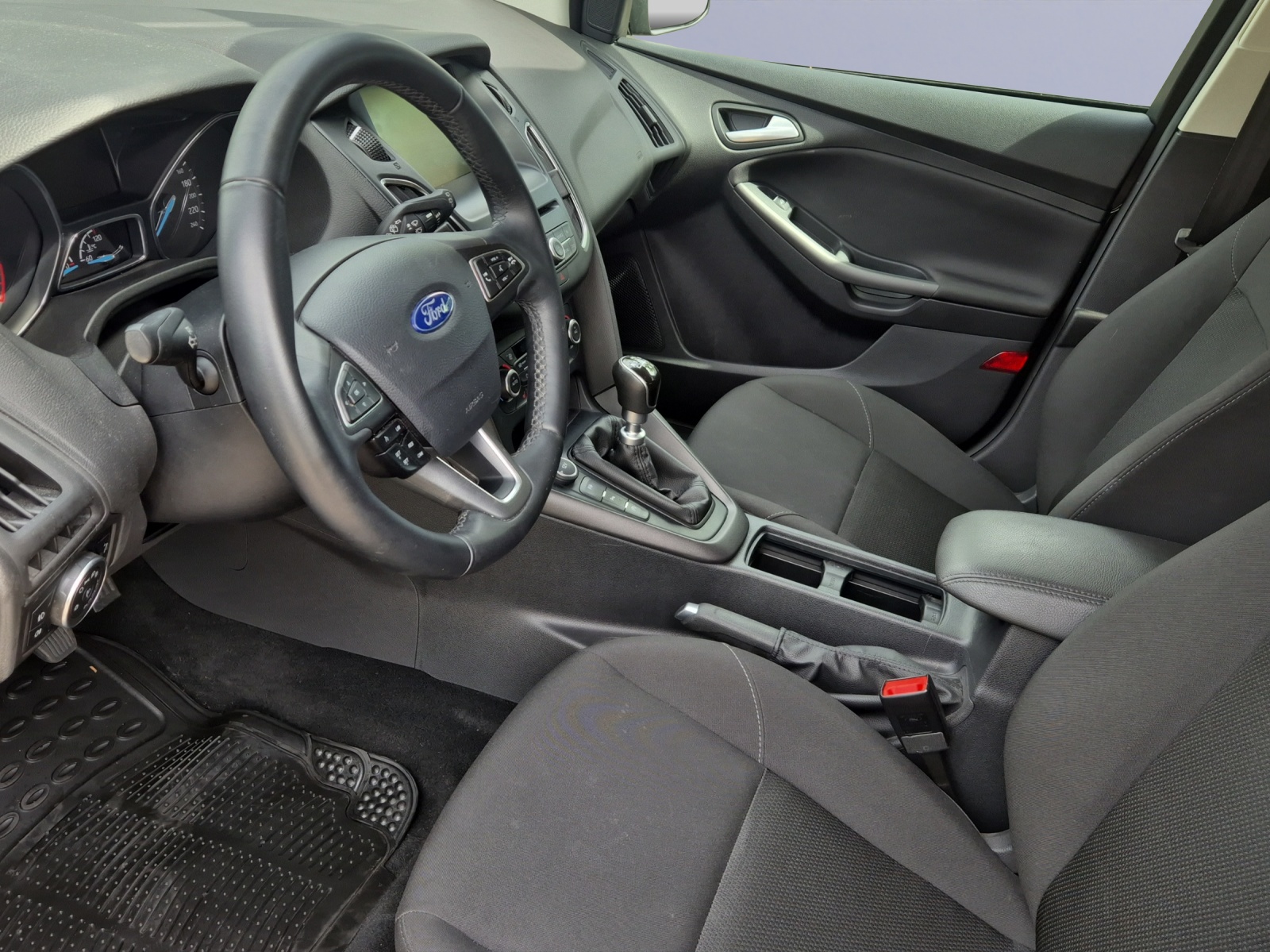 FORD Focus 1.5 SCTi Titanium-image-10
