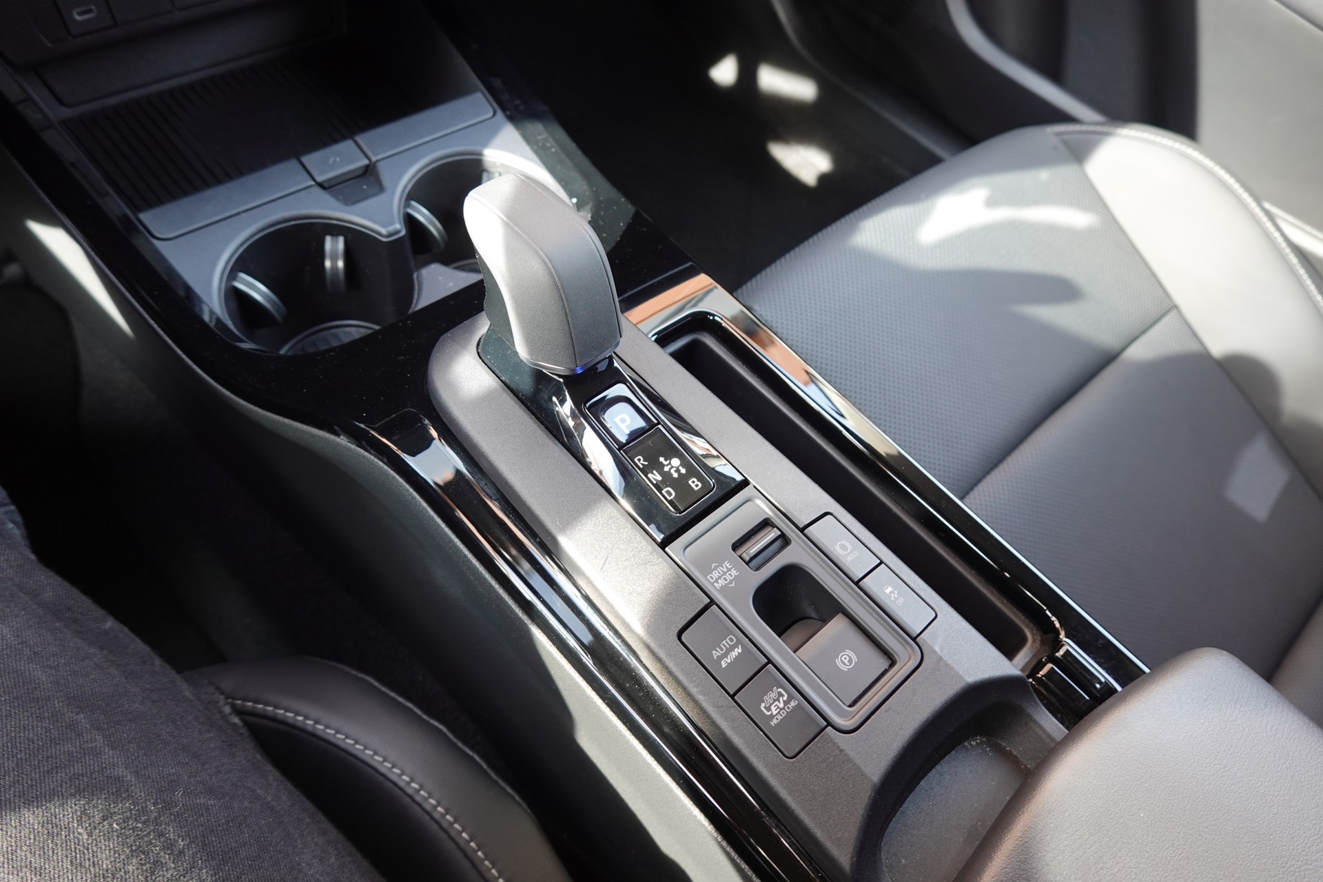 TOYOTA Prius 2,0 VVT-i Plug-in Hybrid Premium "Leasing 2,9% * 8 Roues * Toit solaire * Caméra 360 * Sièges ventilés/chauffants *-image-22