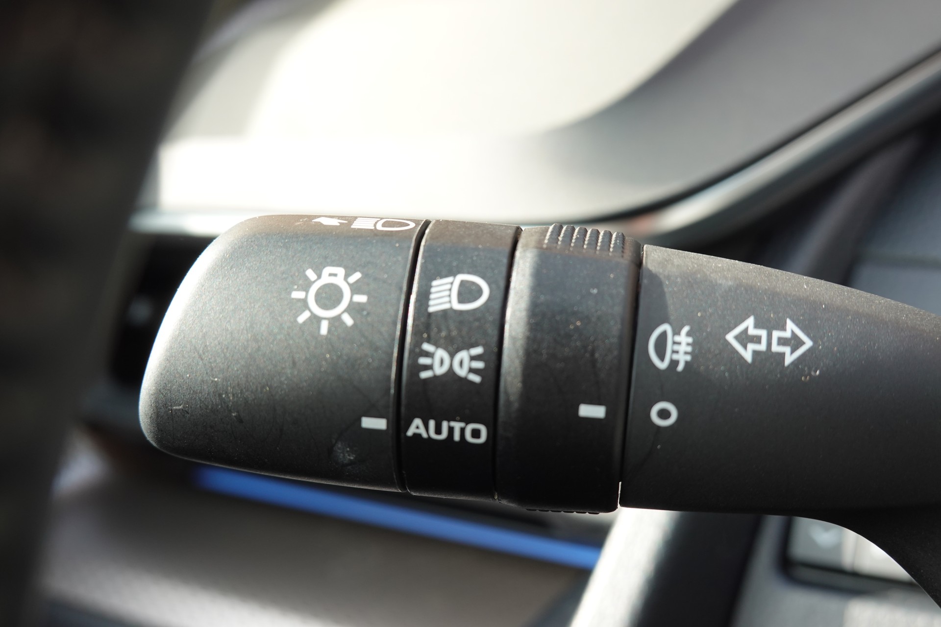 TOYOTA Prius 2,0 VVT-i Plug-in Hybrid Premium "Leasing 2,9% * 8 Roues * Toit solaire * Caméra 360 * Sièges ventilés/chauffants *-image-13