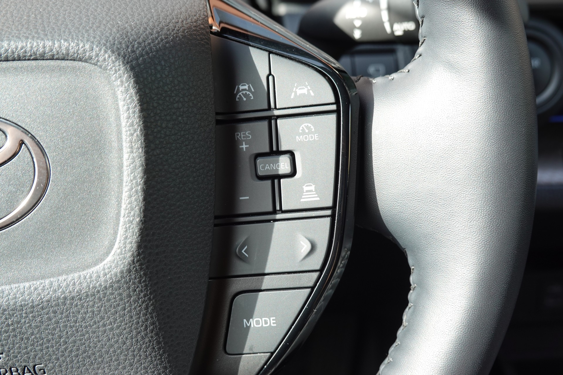 TOYOTA Prius 2,0 VVT-i Plug-in Hybrid Premium "Leasing 2,9% * 8 Roues * Toit solaire * Caméra 360 * Sièges ventilés/chauffants *-image-12