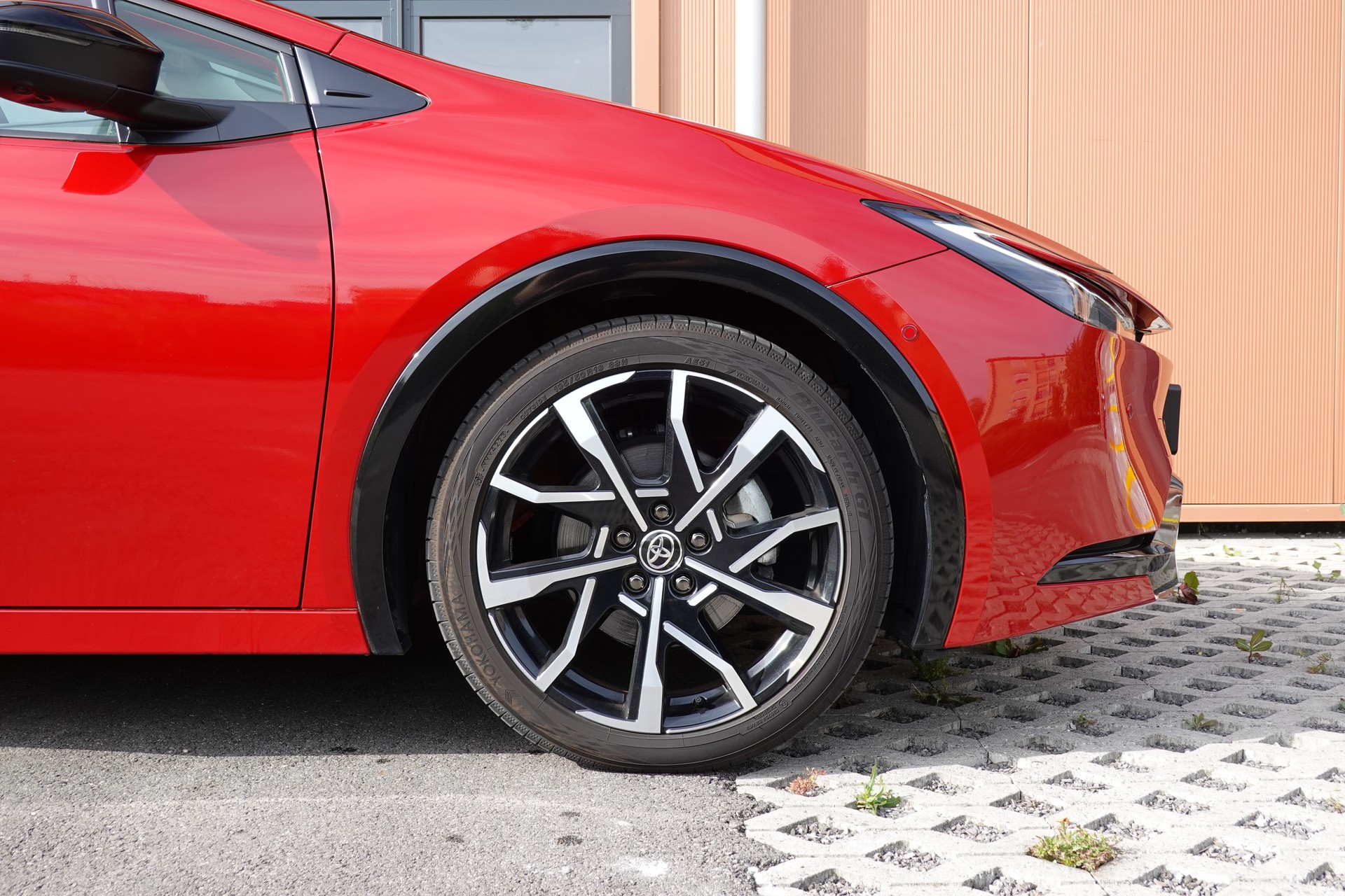 TOYOTA Prius 2,0 VVT-i Plug-in Hybrid Premium "Leasing 2,9% * 8 Roues * Toit solaire * Caméra 360 * Sièges ventilés/chauffants *-image-4