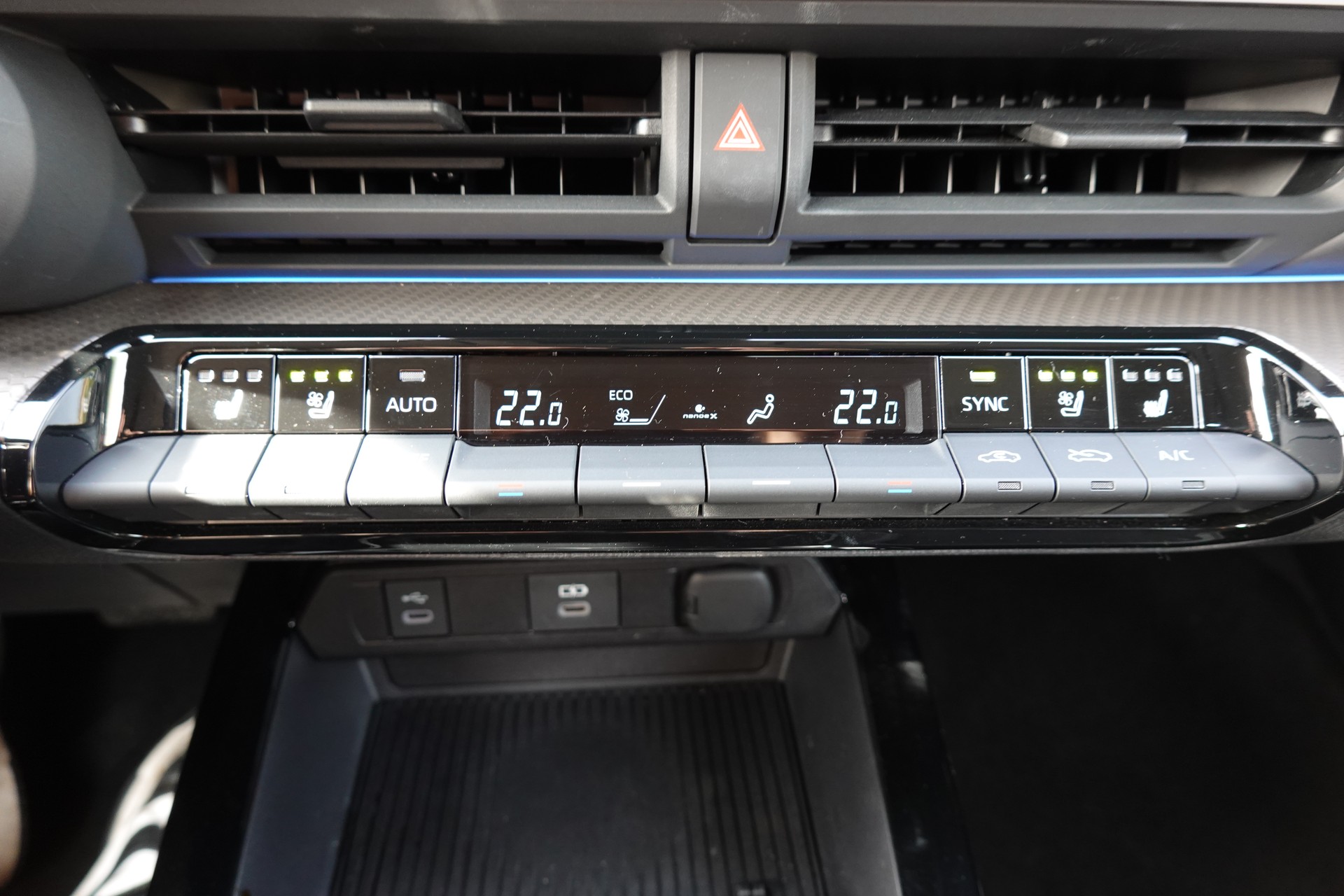 TOYOTA Prius 2,0 VVT-i Plug-in Hybrid Premium "Leasing 2,9% * 8 Roues * Toit solaire * Caméra 360 * Sièges ventilés/chauffants *-image-16